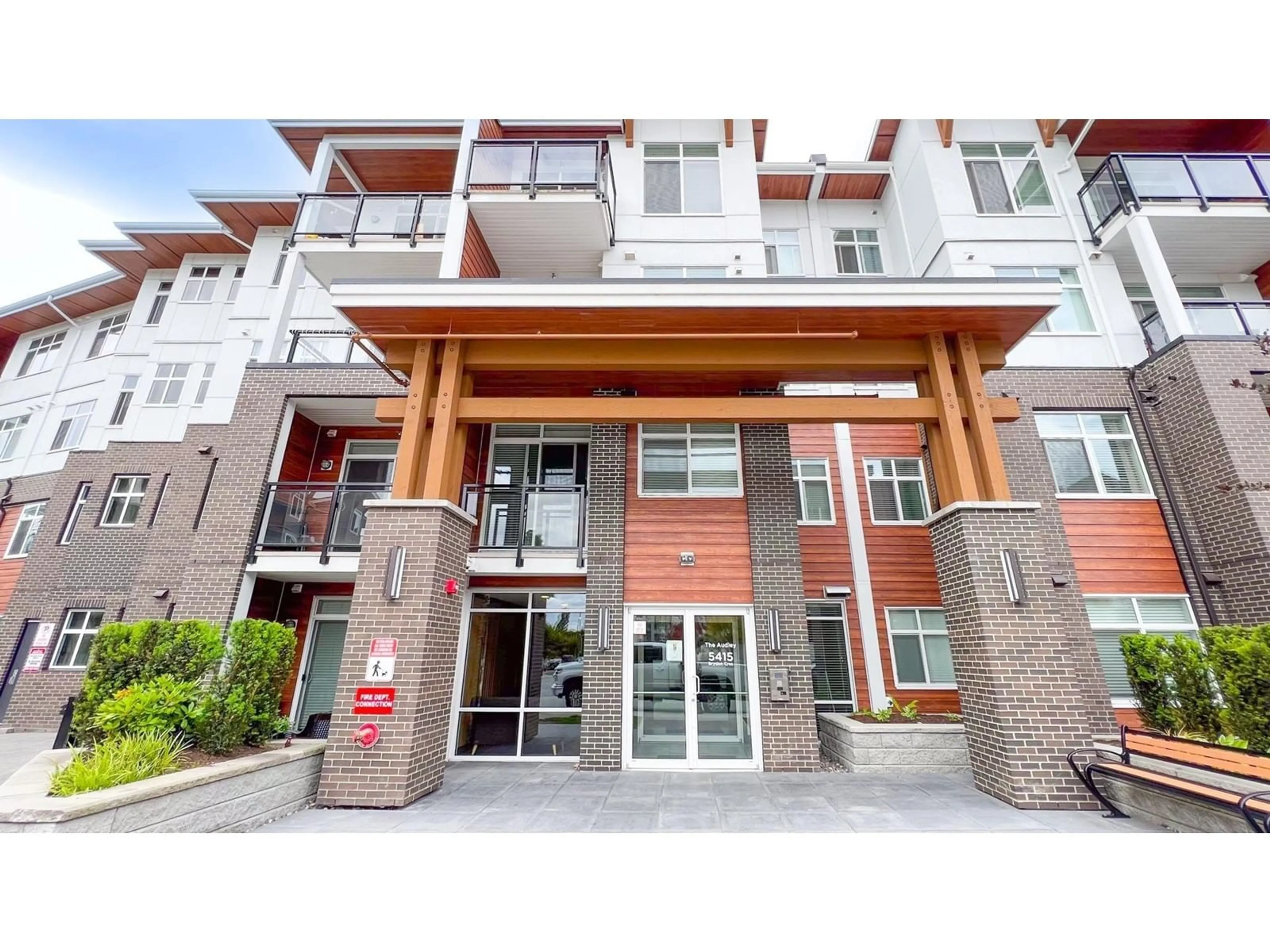 Indoor foyer for 201 - 5415 BRYDON, Langley British Columbia V3A0N4