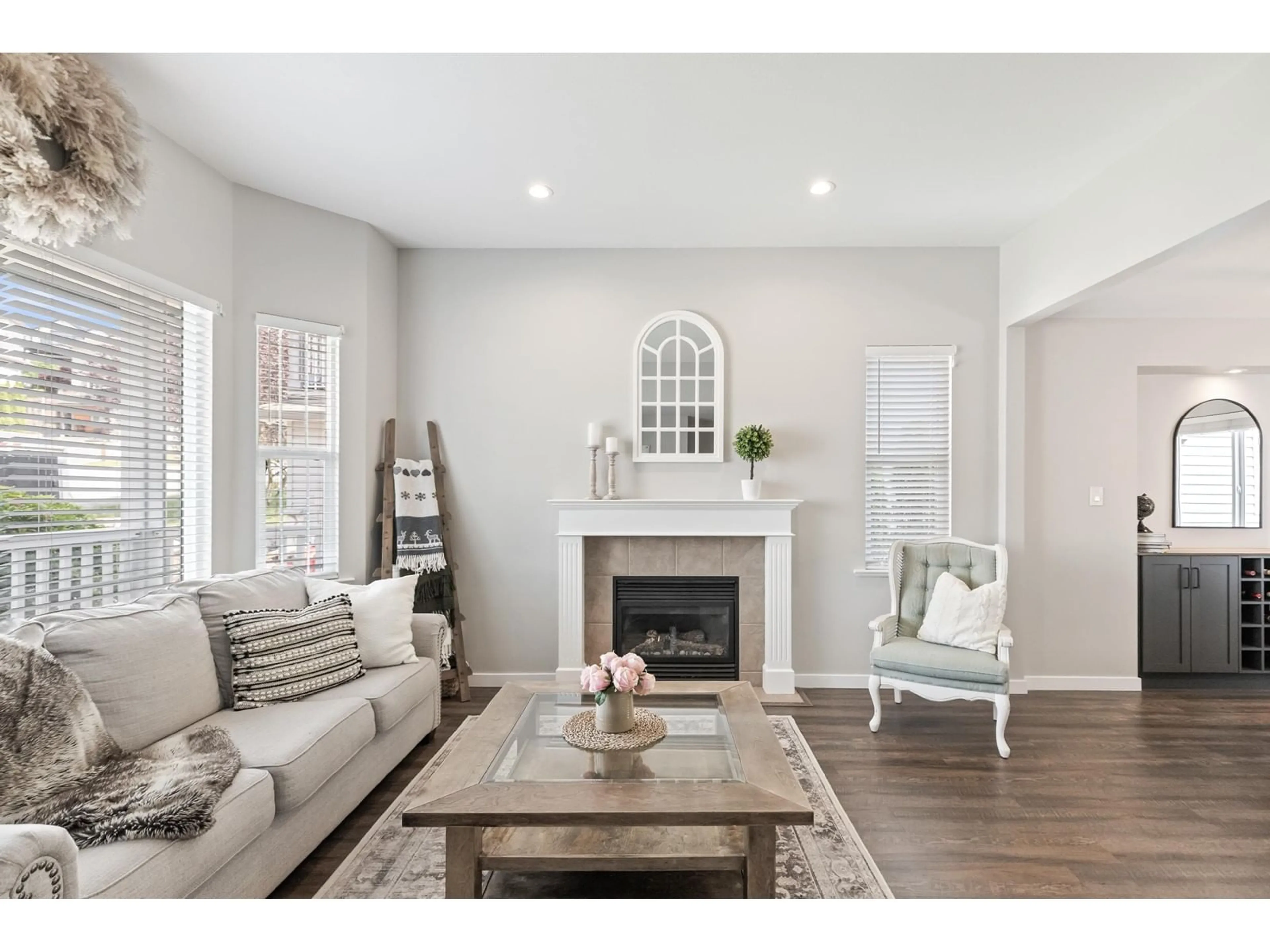 Living room with furniture, wood/laminate floor for 8040 MELBURN, Mission British Columbia V2V7B6