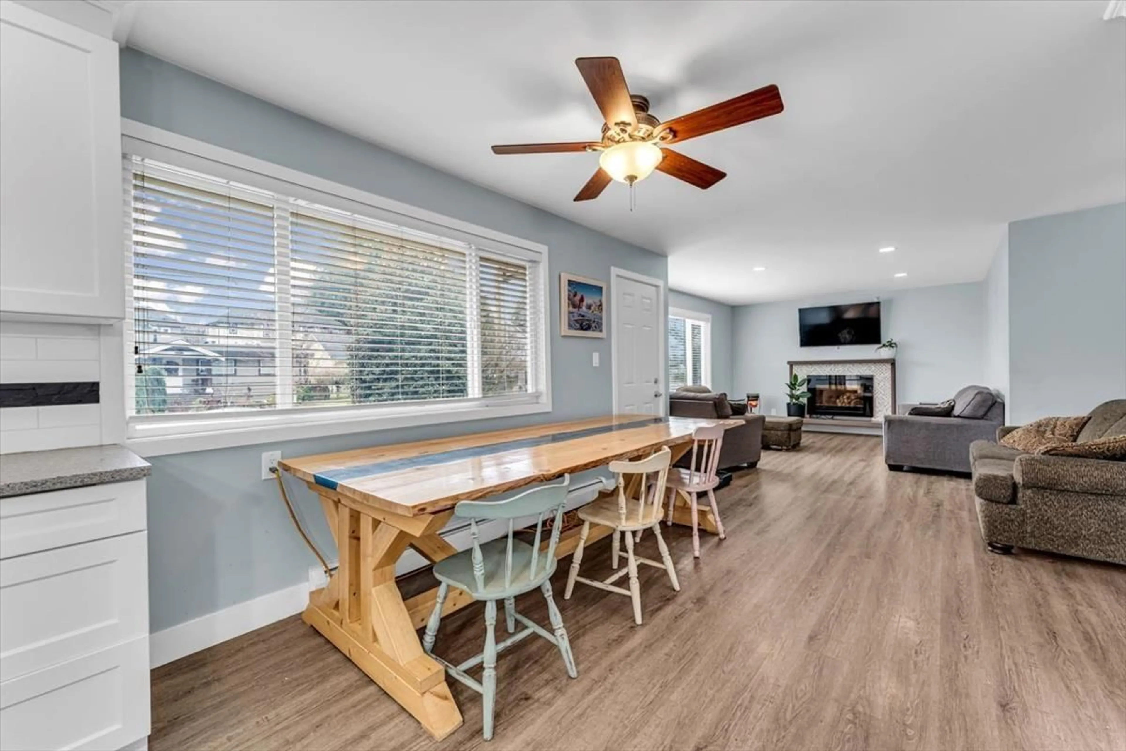 Open concept kitchen, wood/laminate floor for 33419 FRANKLIN, Abbotsford British Columbia V2S1B1