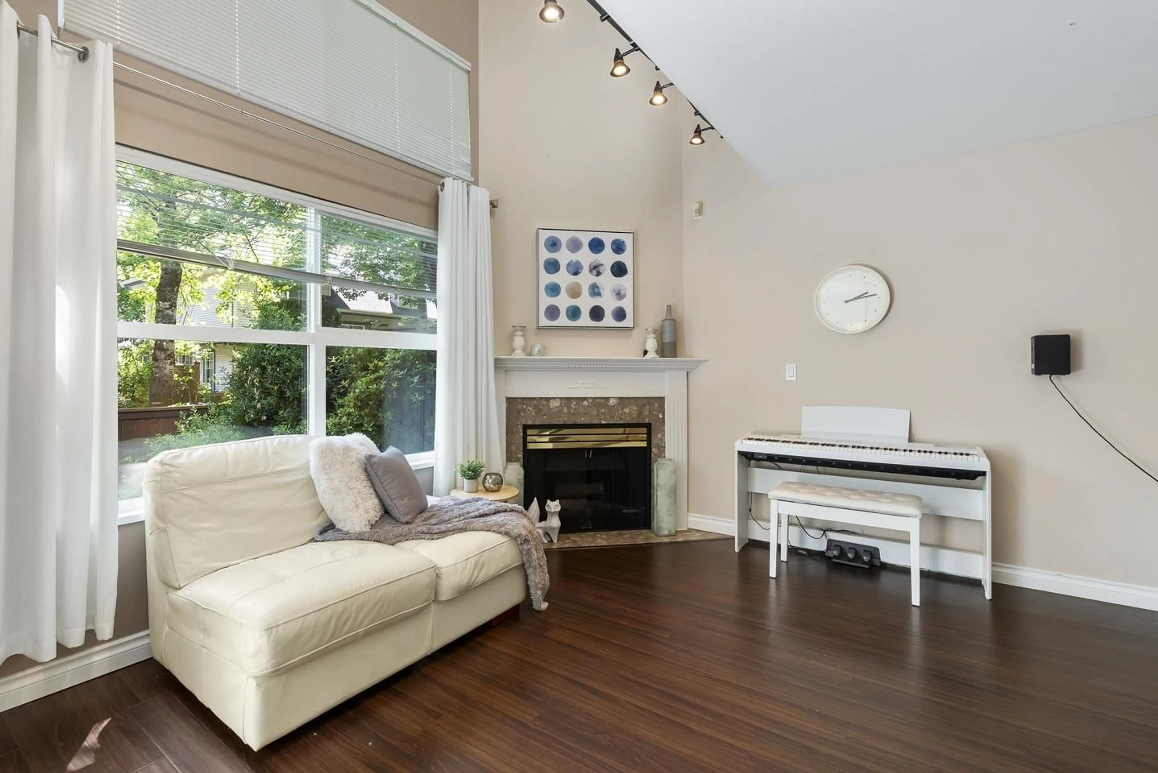 Living room with furniture, wood/laminate floor for 16 - 8111 160, Surrey British Columbia V4N0V4