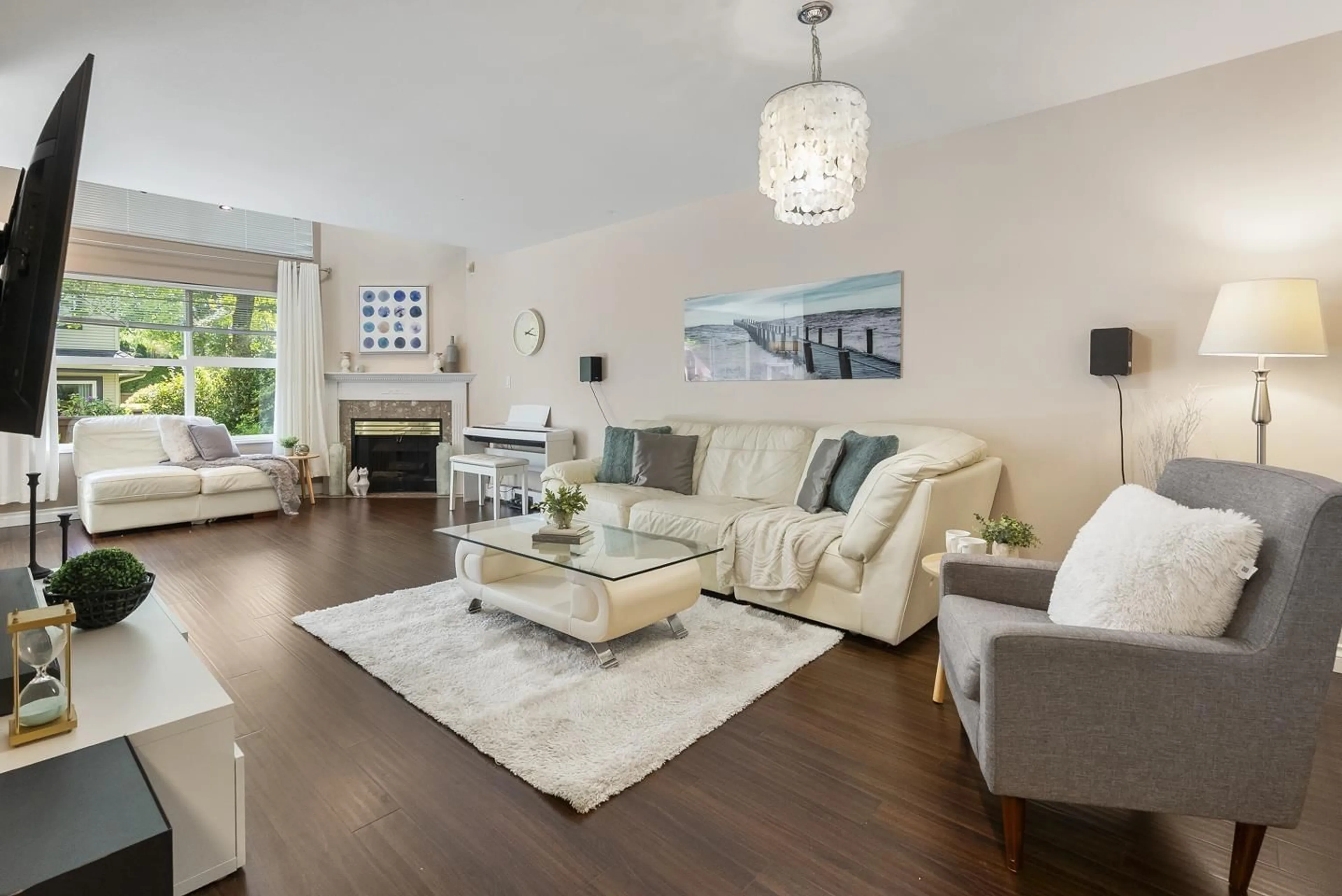 Living room with furniture, wood/laminate floor for 16 - 8111 160, Surrey British Columbia V4N0V4