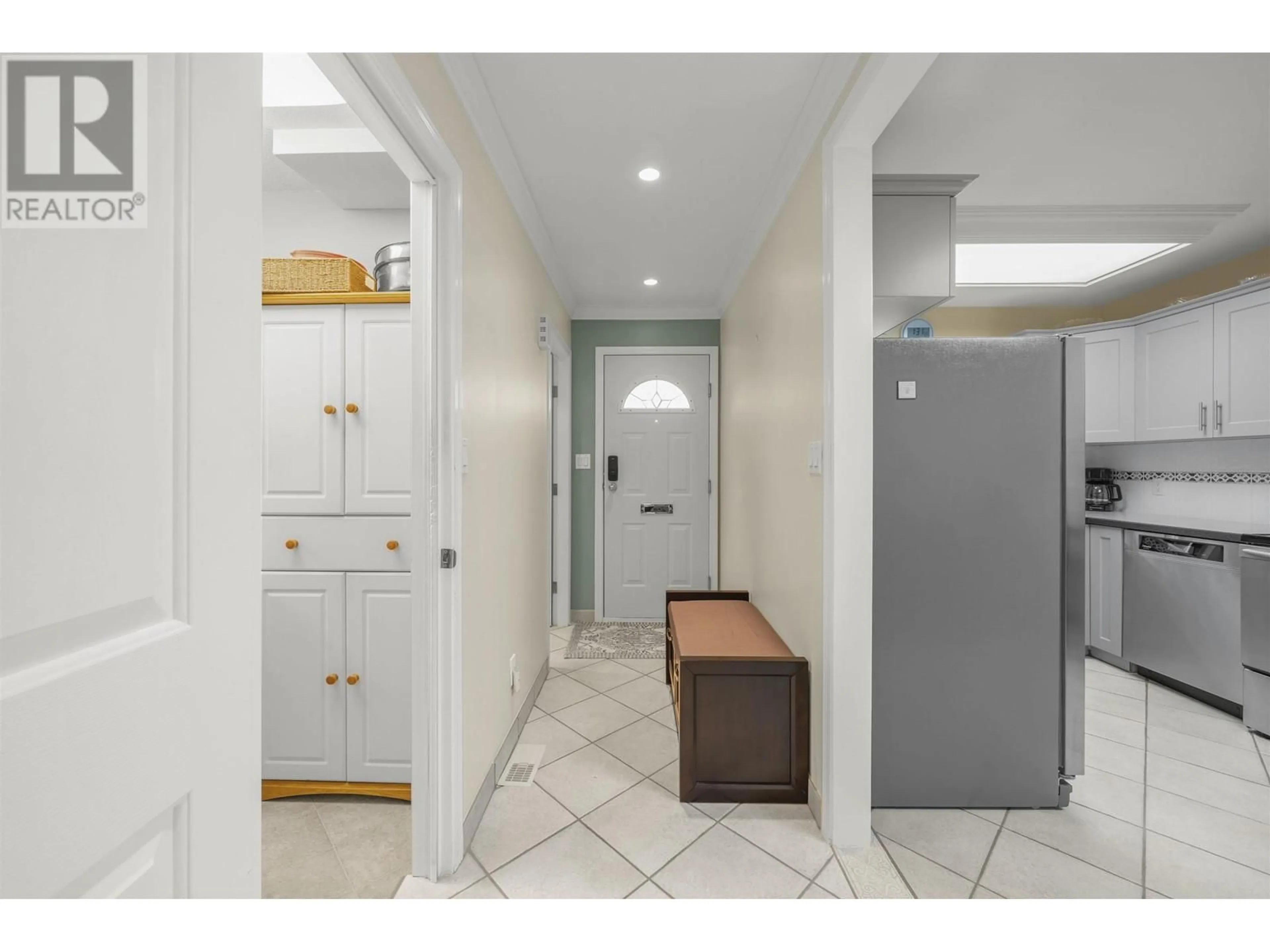 Indoor entryway for 5001 57 STREET, Delta British Columbia V4K3E7