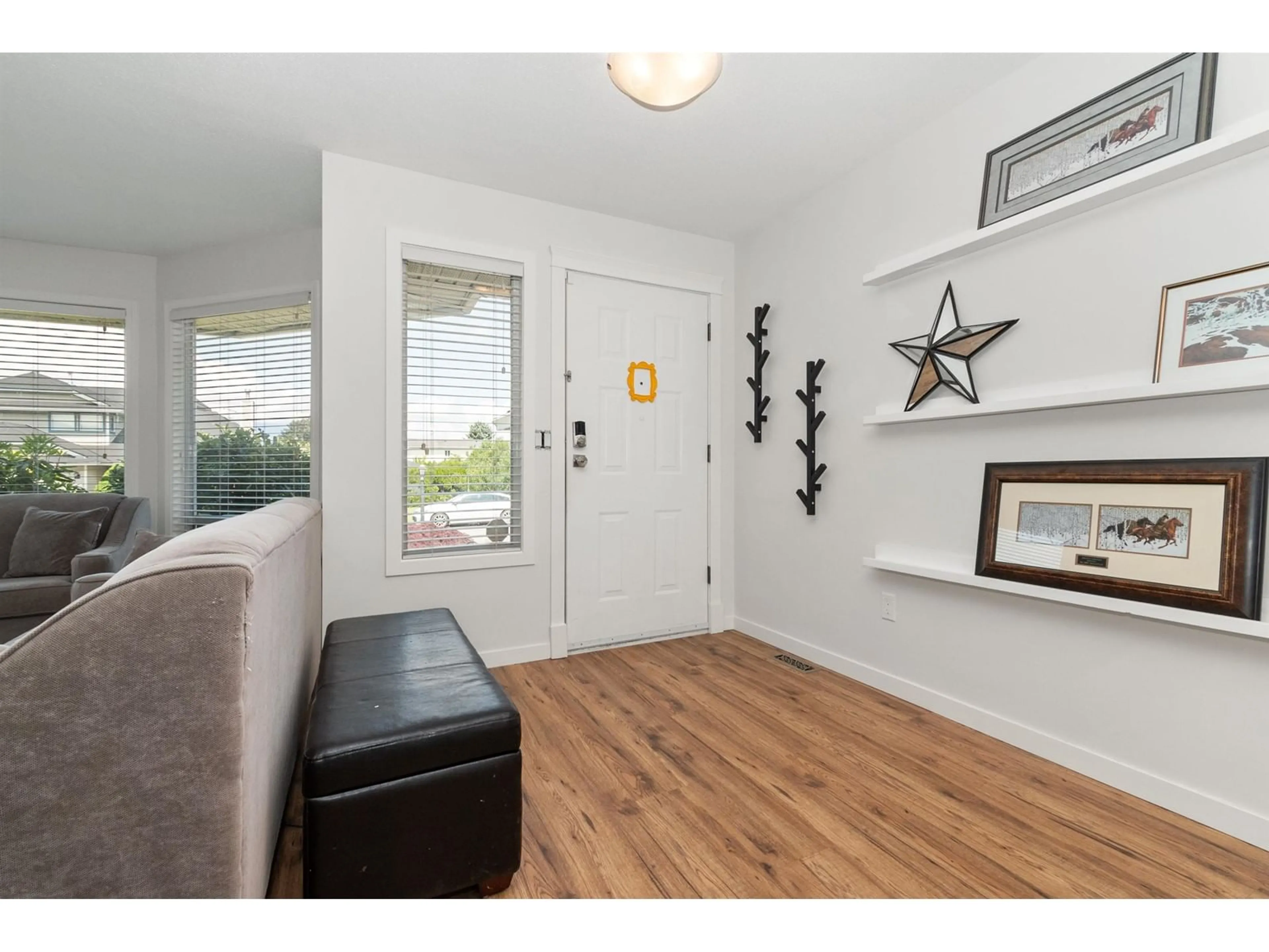 Indoor entryway for 45210 BLUEJAY AVENUE, Chilliwack British Columbia V2R2V2