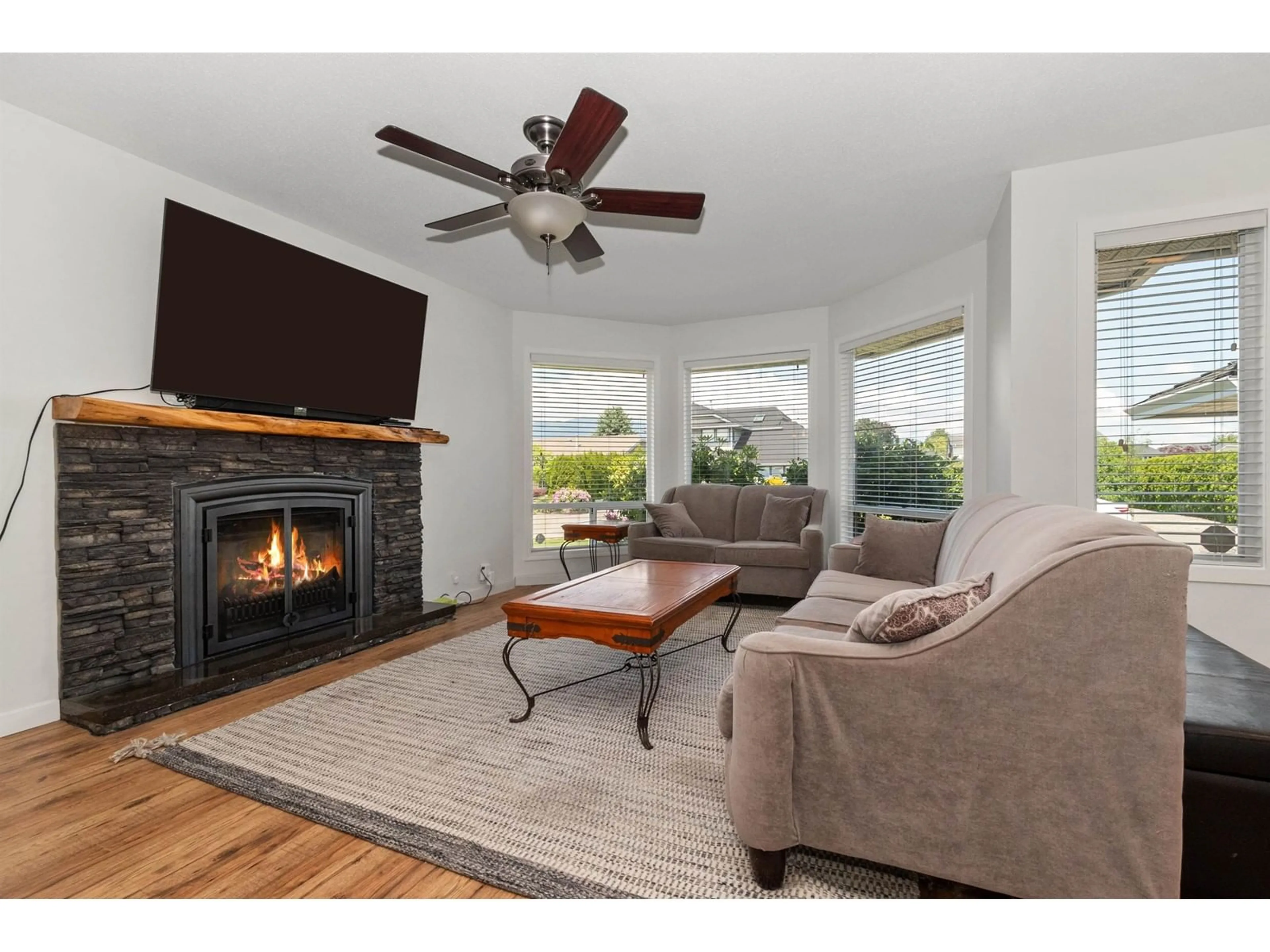Living room with furniture, wood/laminate floor for 45210 BLUEJAY AVENUE, Chilliwack British Columbia V2R2V2