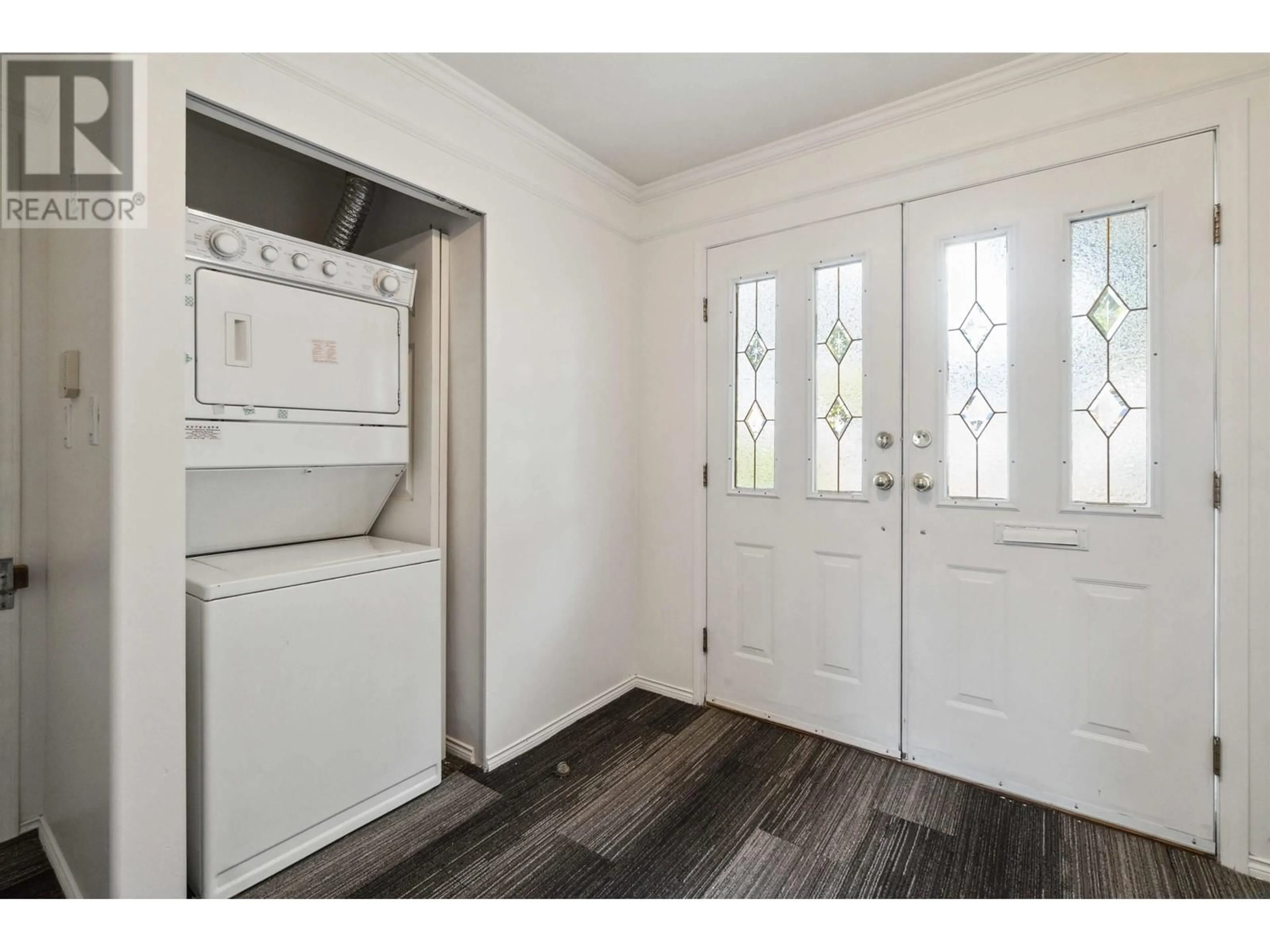 Indoor entryway for 4411 BEATRICE STREET, Vancouver British Columbia V5N4J1