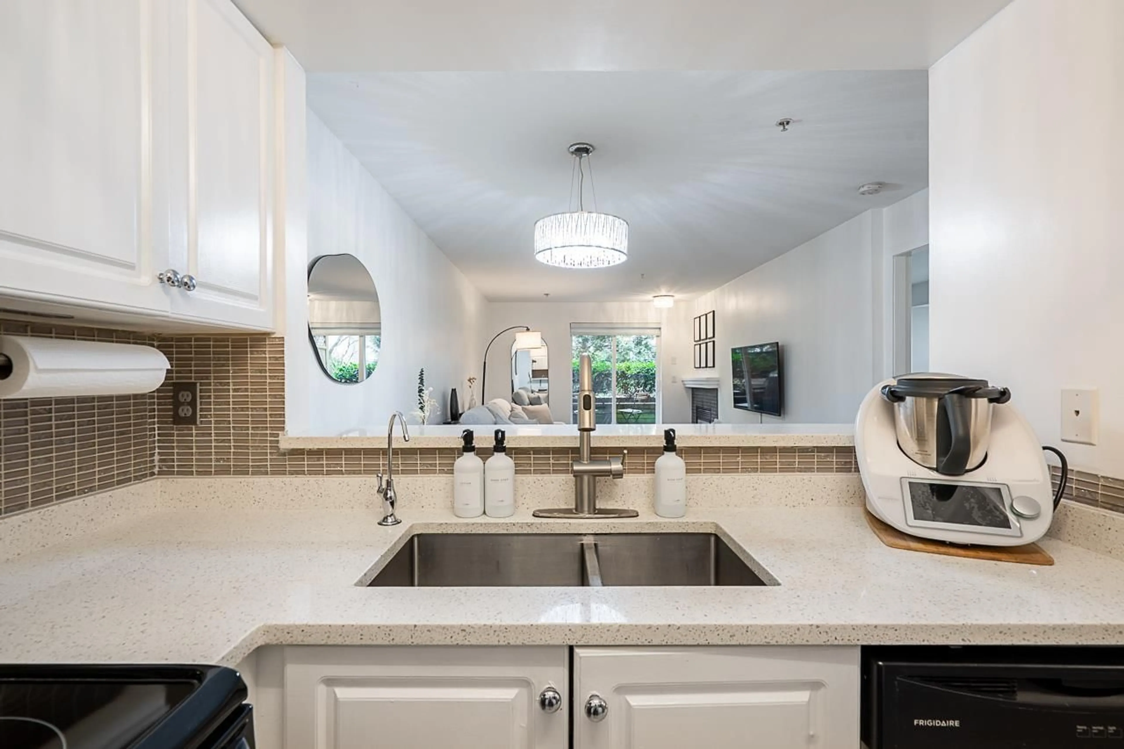 Open concept kitchen, ceramic/tile floor for 110 - 8110 120A, Surrey British Columbia V3W3P3