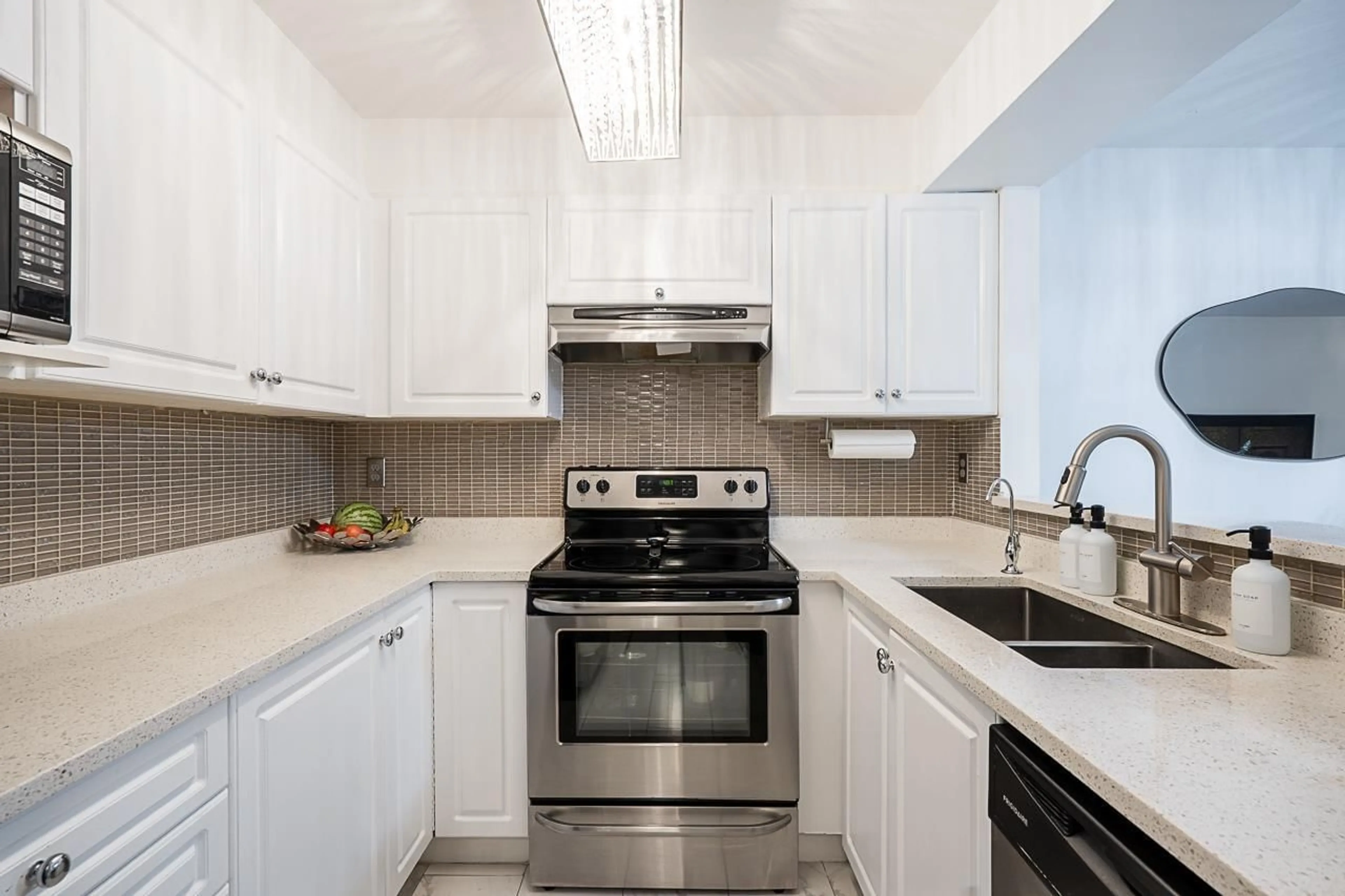 Standard kitchen, unknown for 110 - 8110 120A, Surrey British Columbia V3W3P3