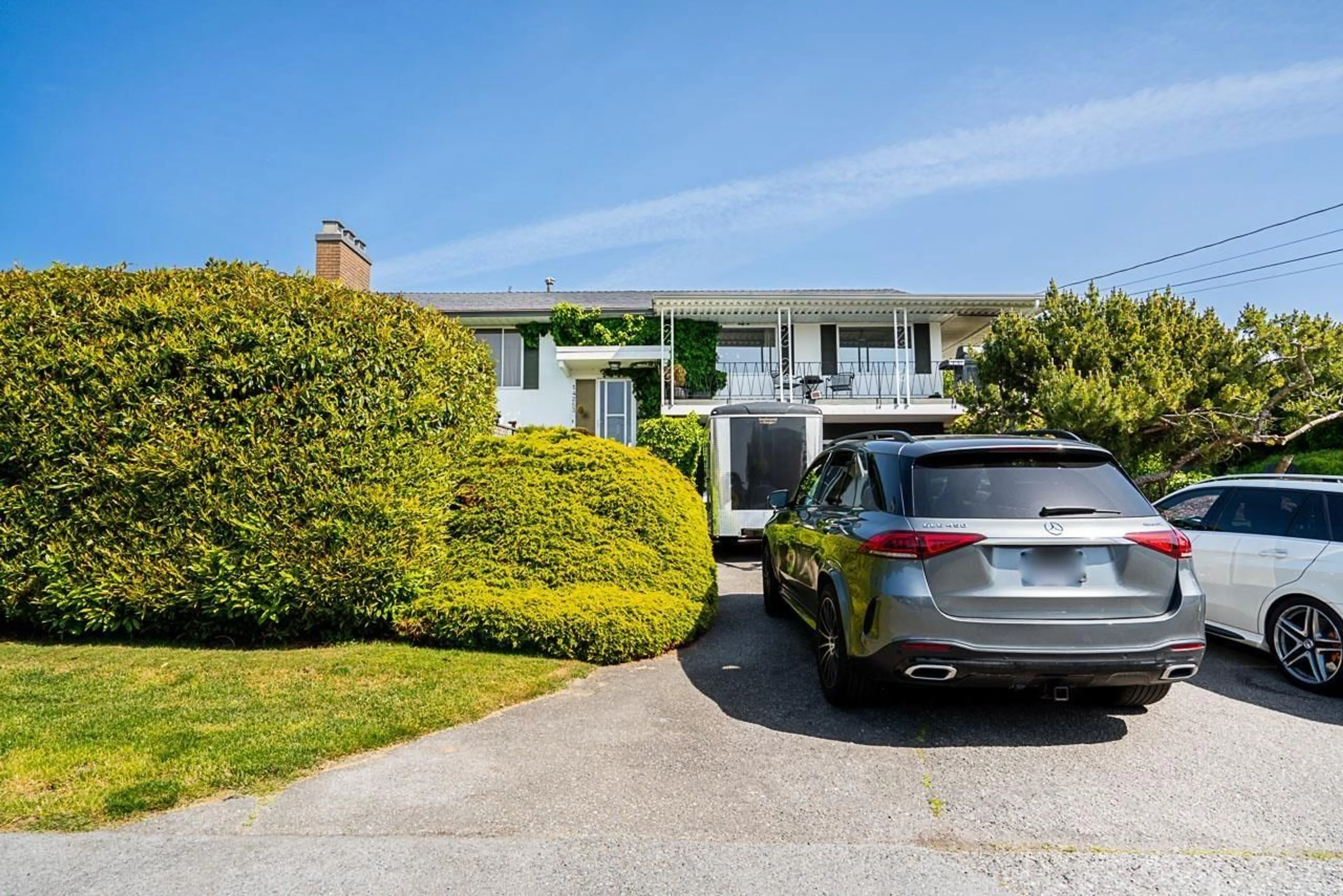 A pic from outside/outdoor area/front of a property/back of a property/a pic from drone, street for 14253 MAGDALEN, White Rock British Columbia V4B2W8