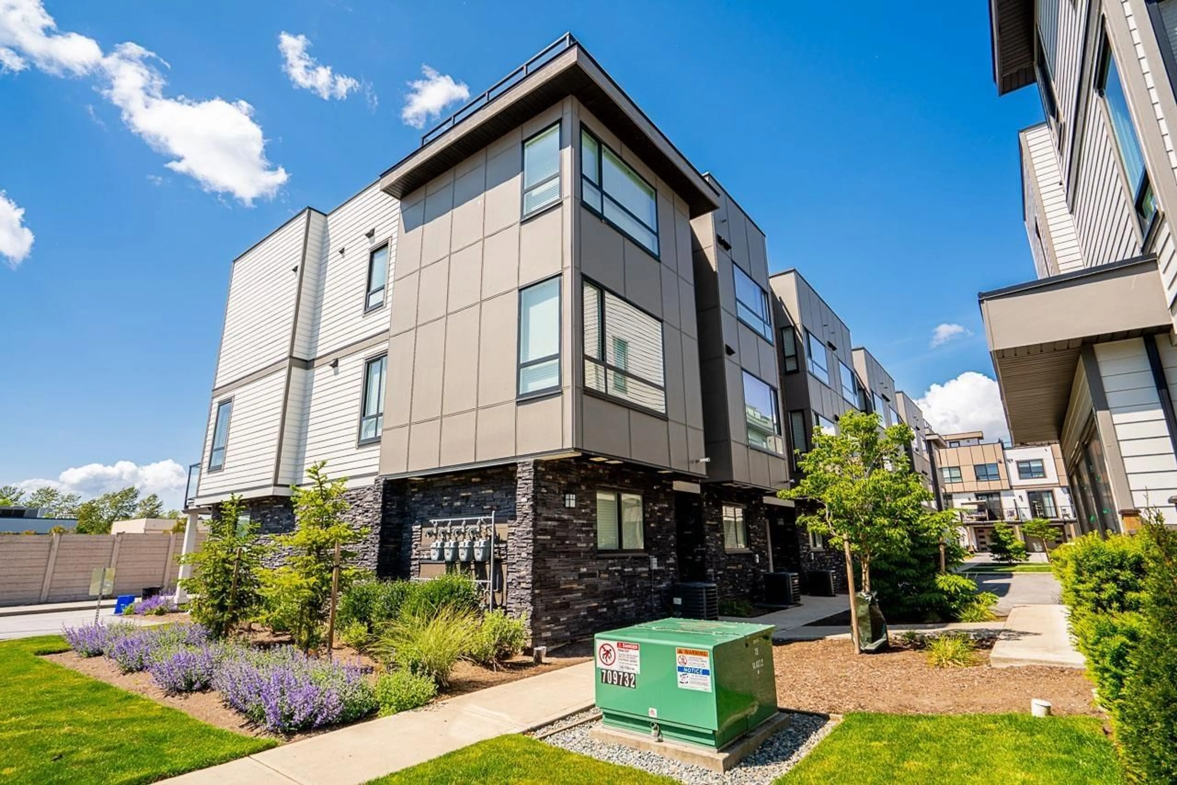 Home with vinyl exterior material, building for 7 - 19631 55A, Langley British Columbia V3A3X1