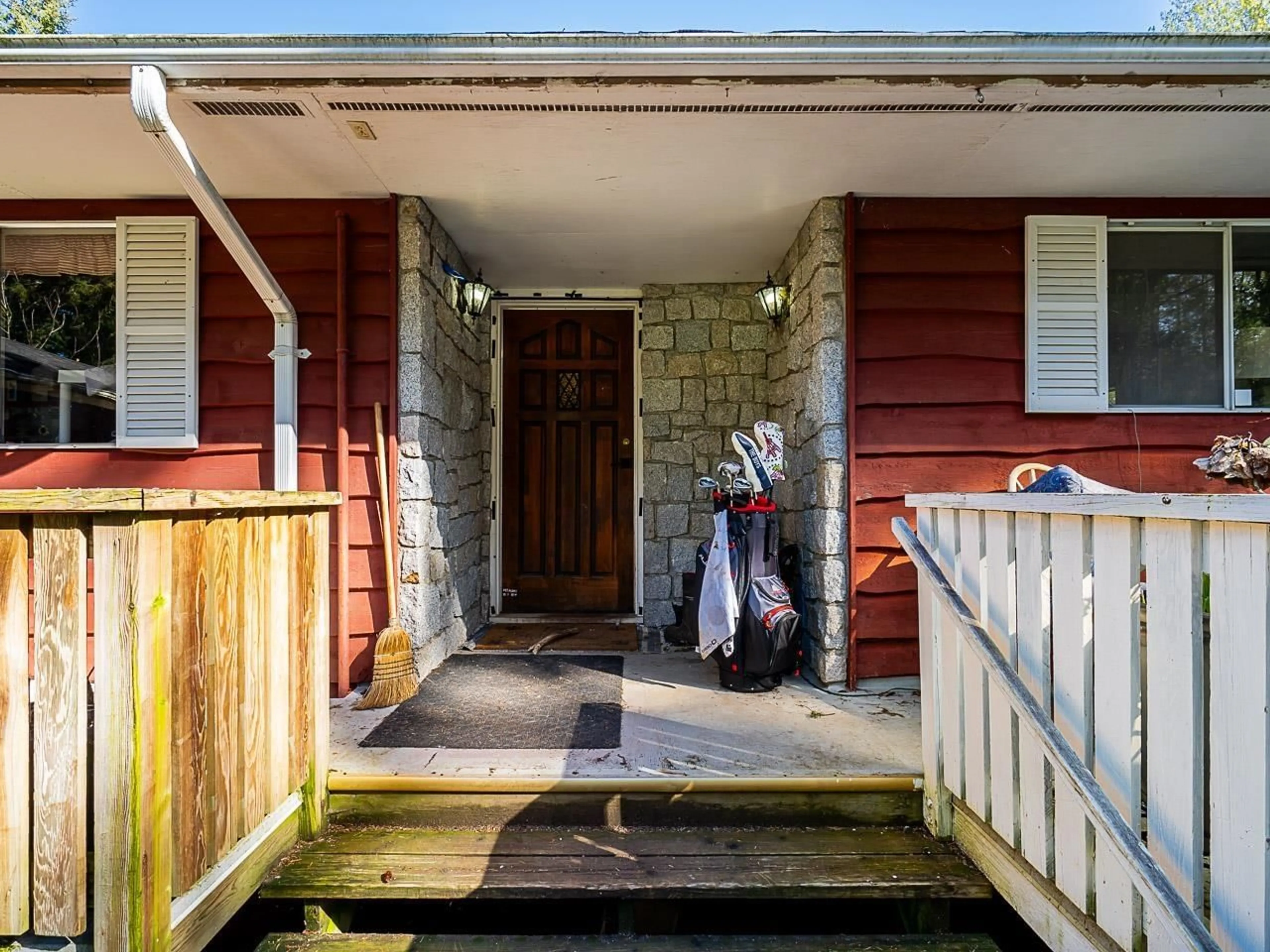 Indoor entryway for 18495 0, Surrey British Columbia V3Z9R9