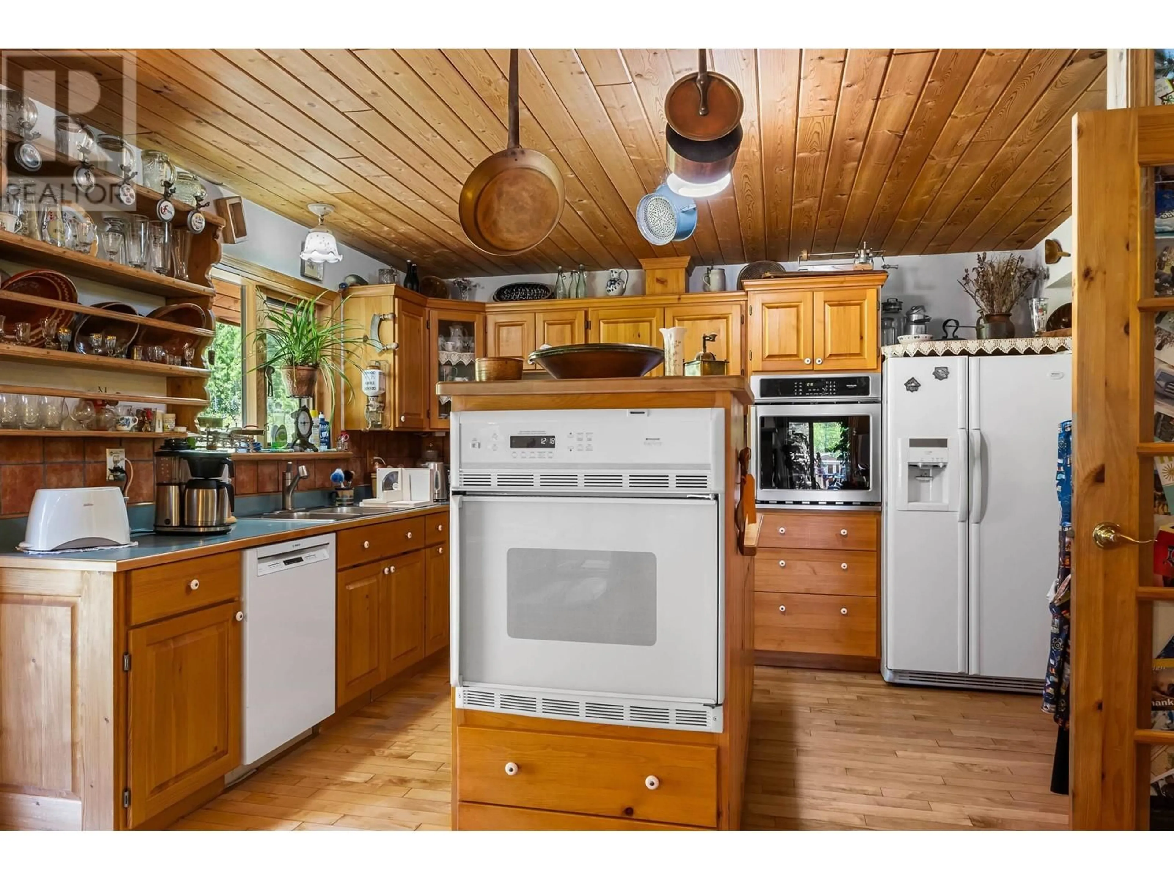 Open concept kitchen, wood/laminate floor for 7649 JULSRUD ROAD, Deka Lake / Sulphurous / Hathaway Lakes British Columbia V0K1X3