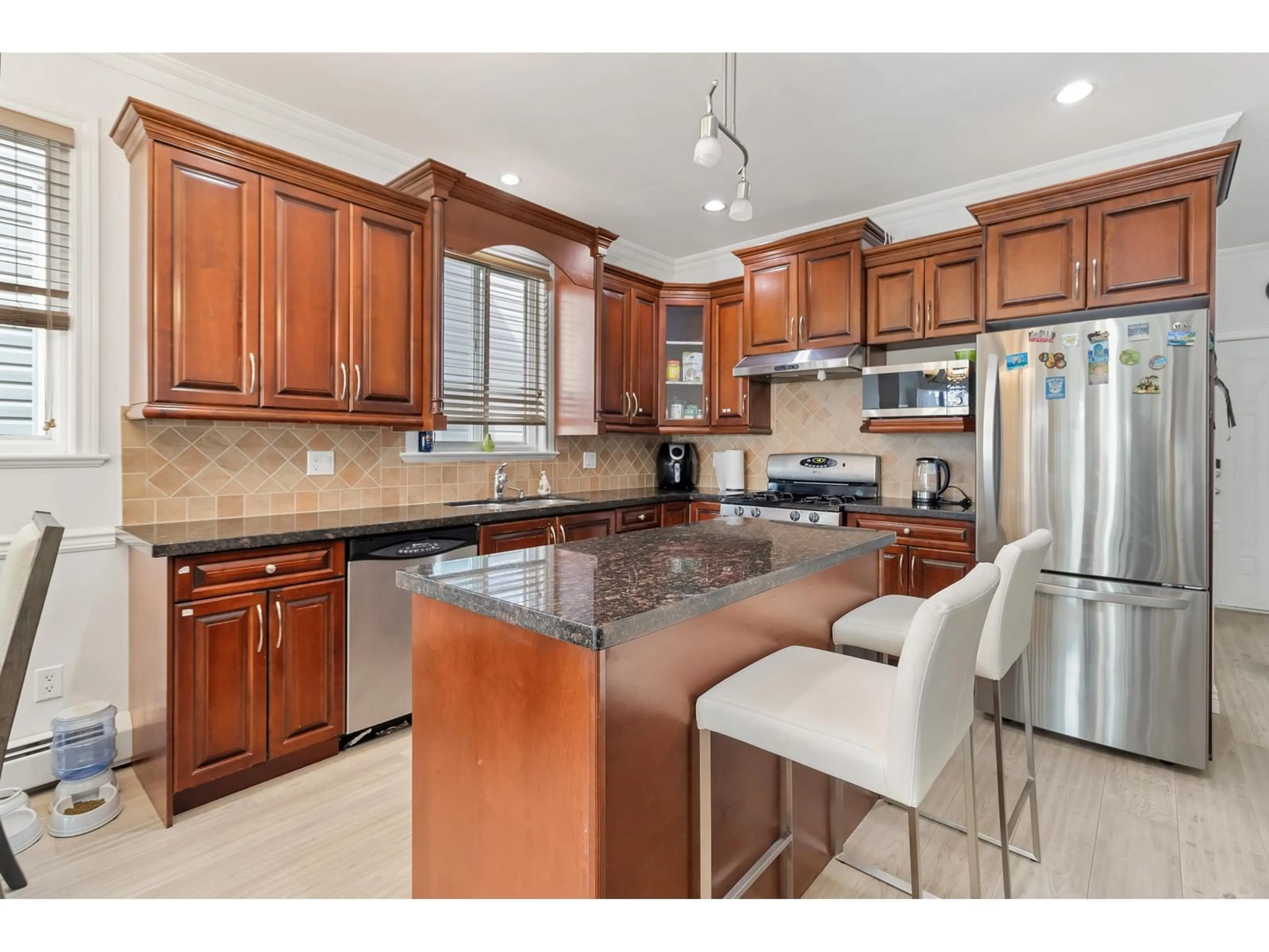 Open concept kitchen, ceramic/tile floor for 6999 144A, Surrey British Columbia V3S2X8