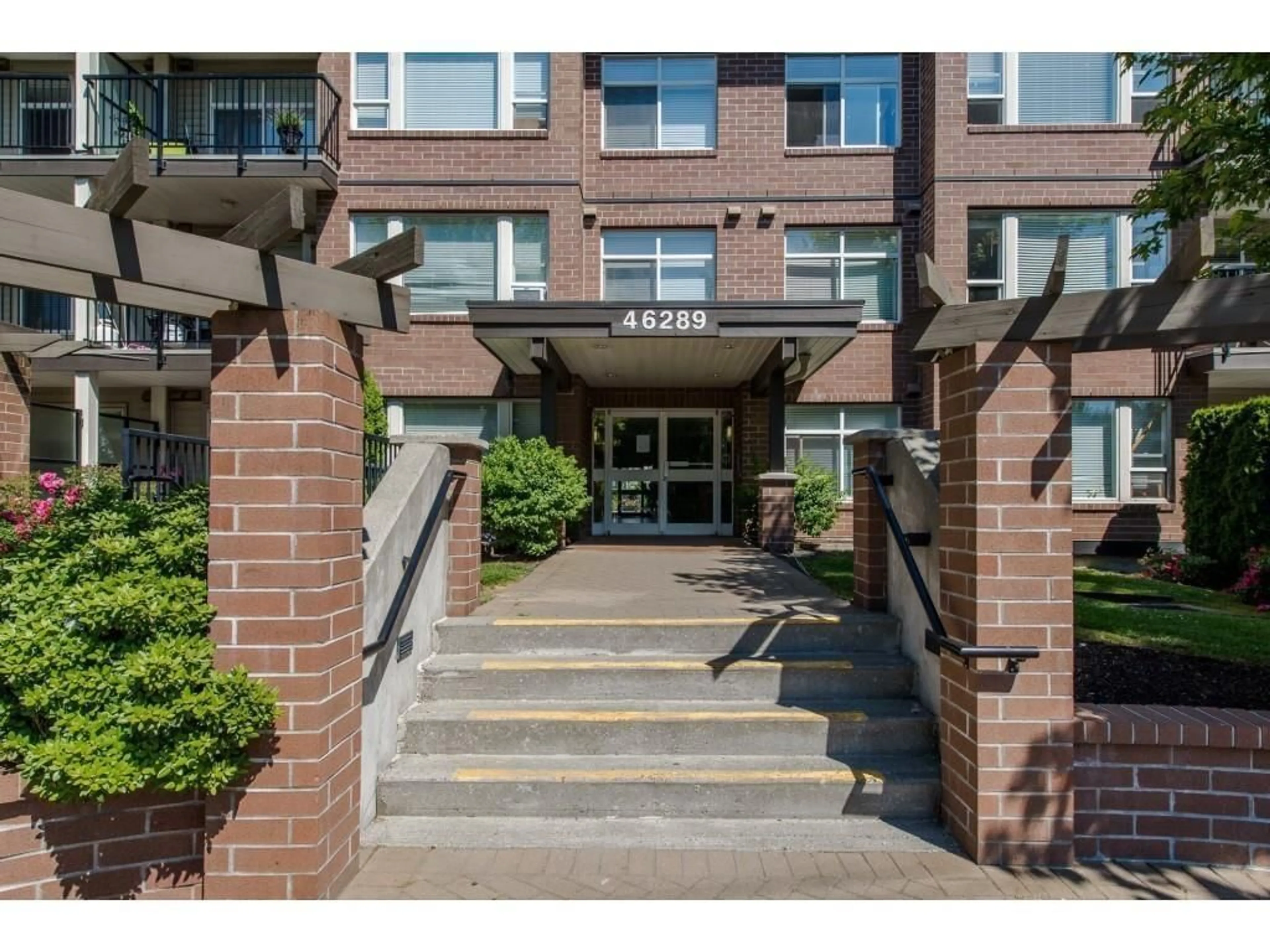 Indoor foyer for 114 - 46289 YALE ROAD, Chilliwack British Columbia V2P0B9