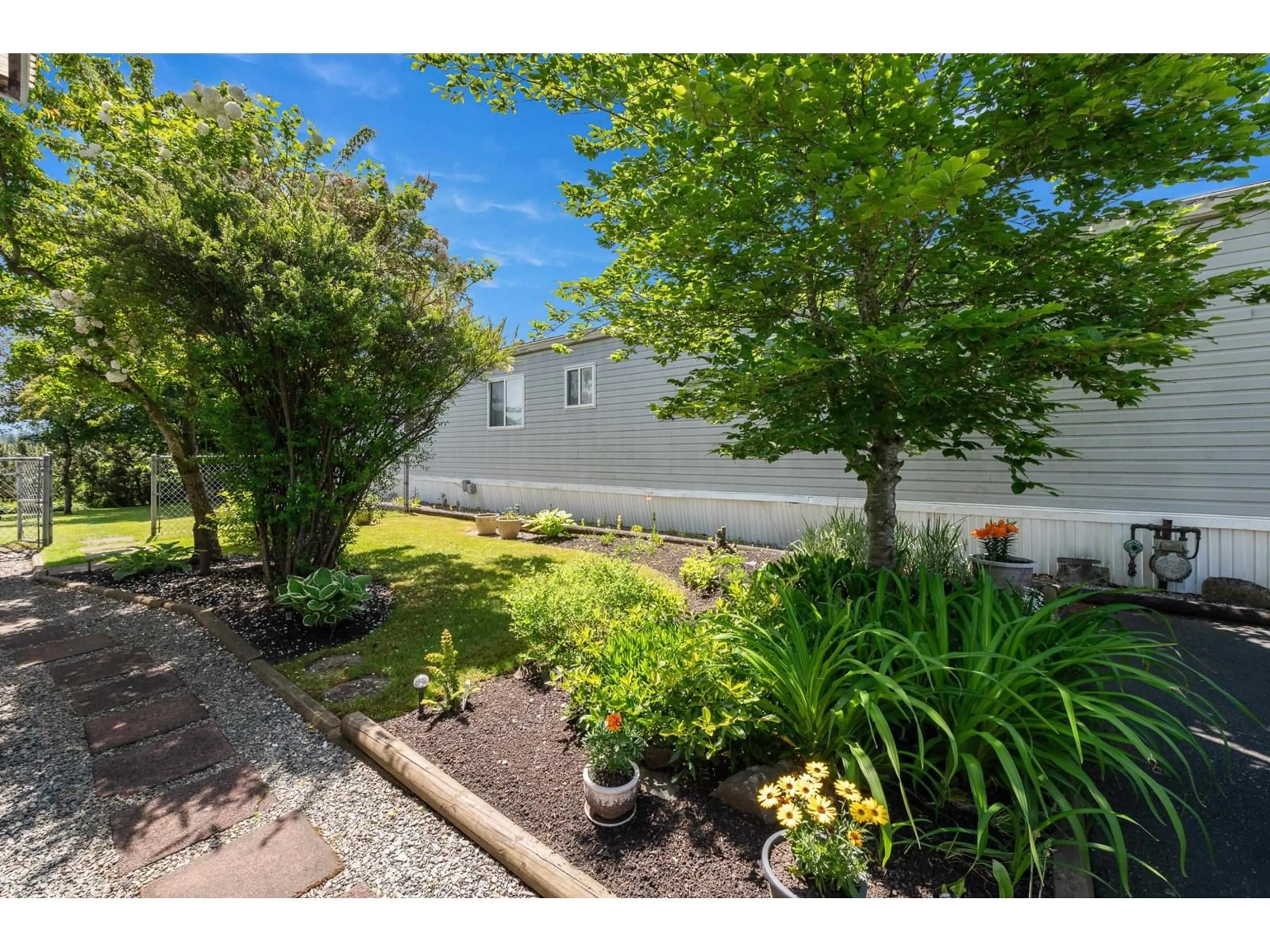 A pic from outside/outdoor area/front of a property/back of a property/a pic from drone, street for 38 - 41168 LOUGHEED, Mission British Columbia V0M1G0