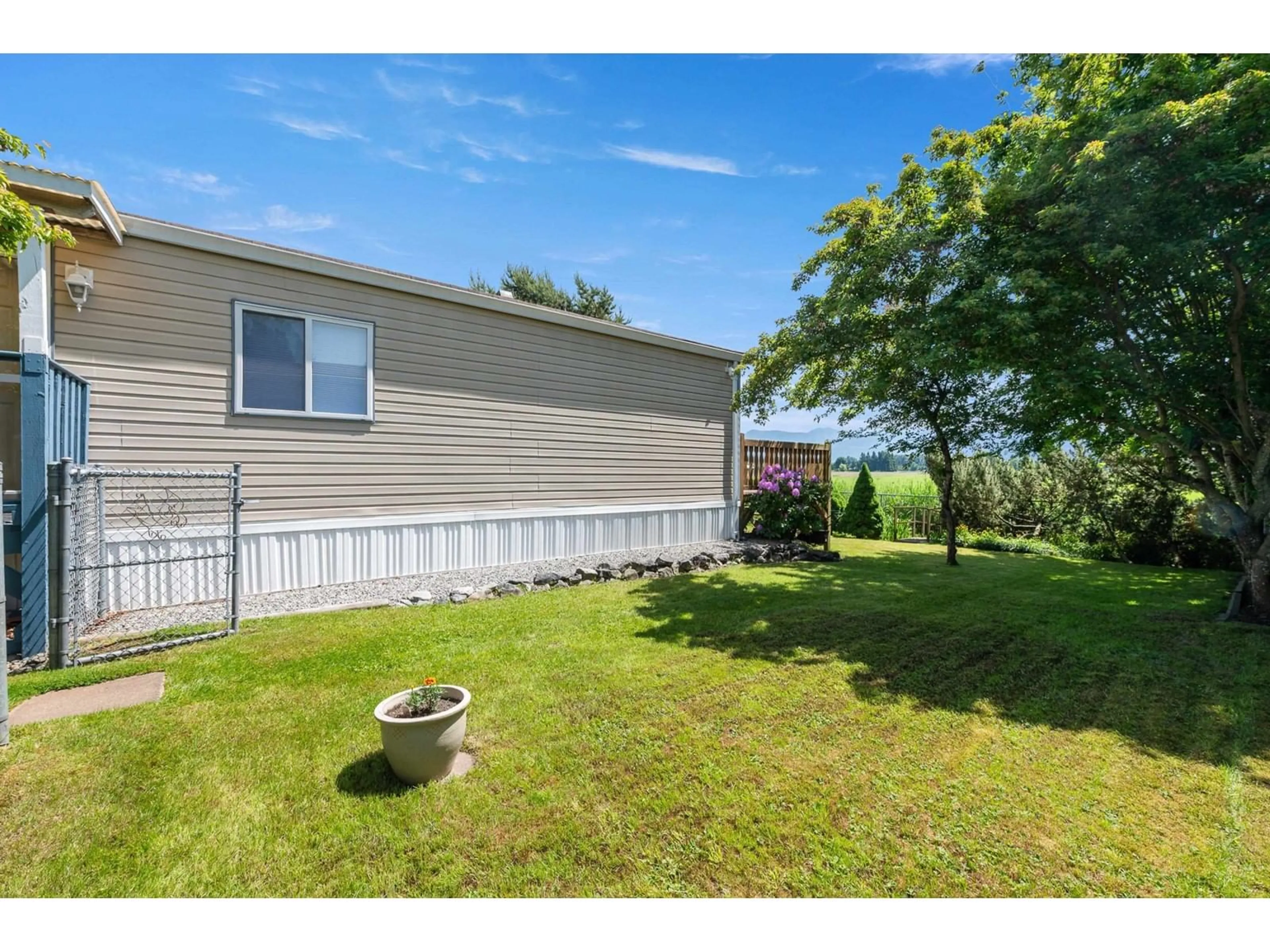 A pic from outside/outdoor area/front of a property/back of a property/a pic from drone, water/lake/river/ocean view for 38 - 41168 LOUGHEED, Mission British Columbia V0M1G0
