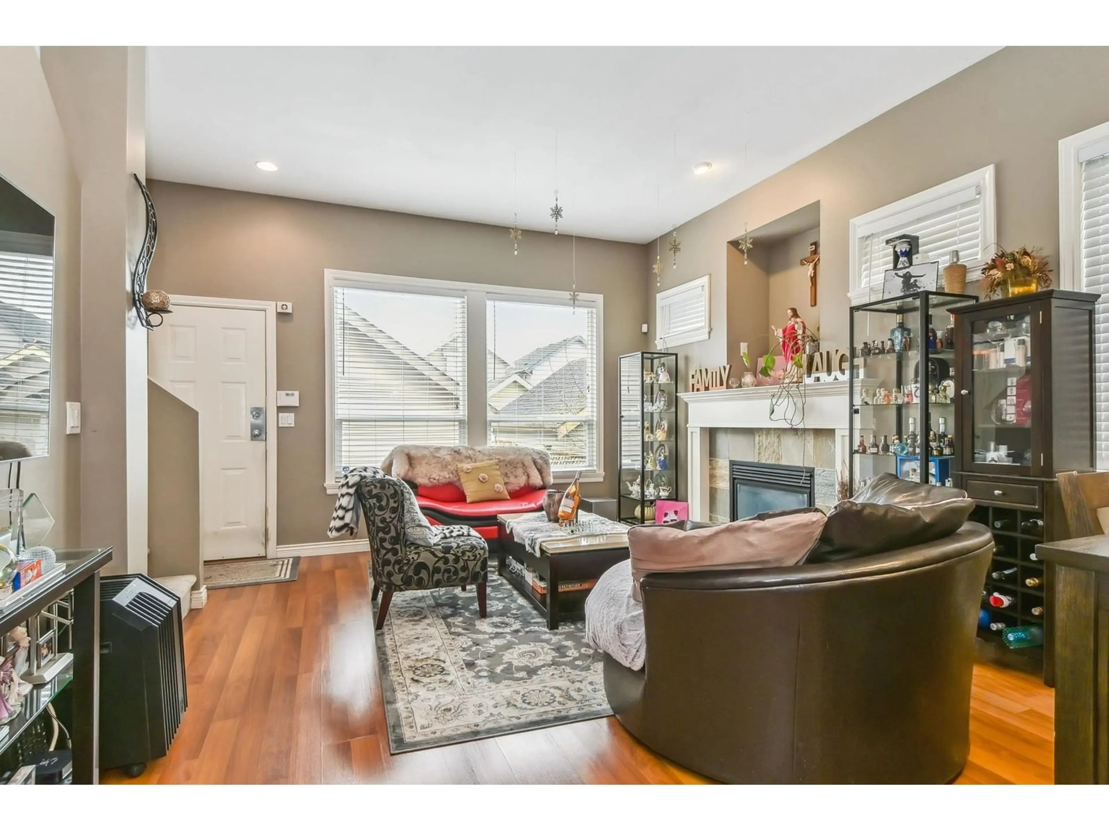 Living room with furniture, wood/laminate floor for 6680 193A, Surrey British Columbia V4N0C1