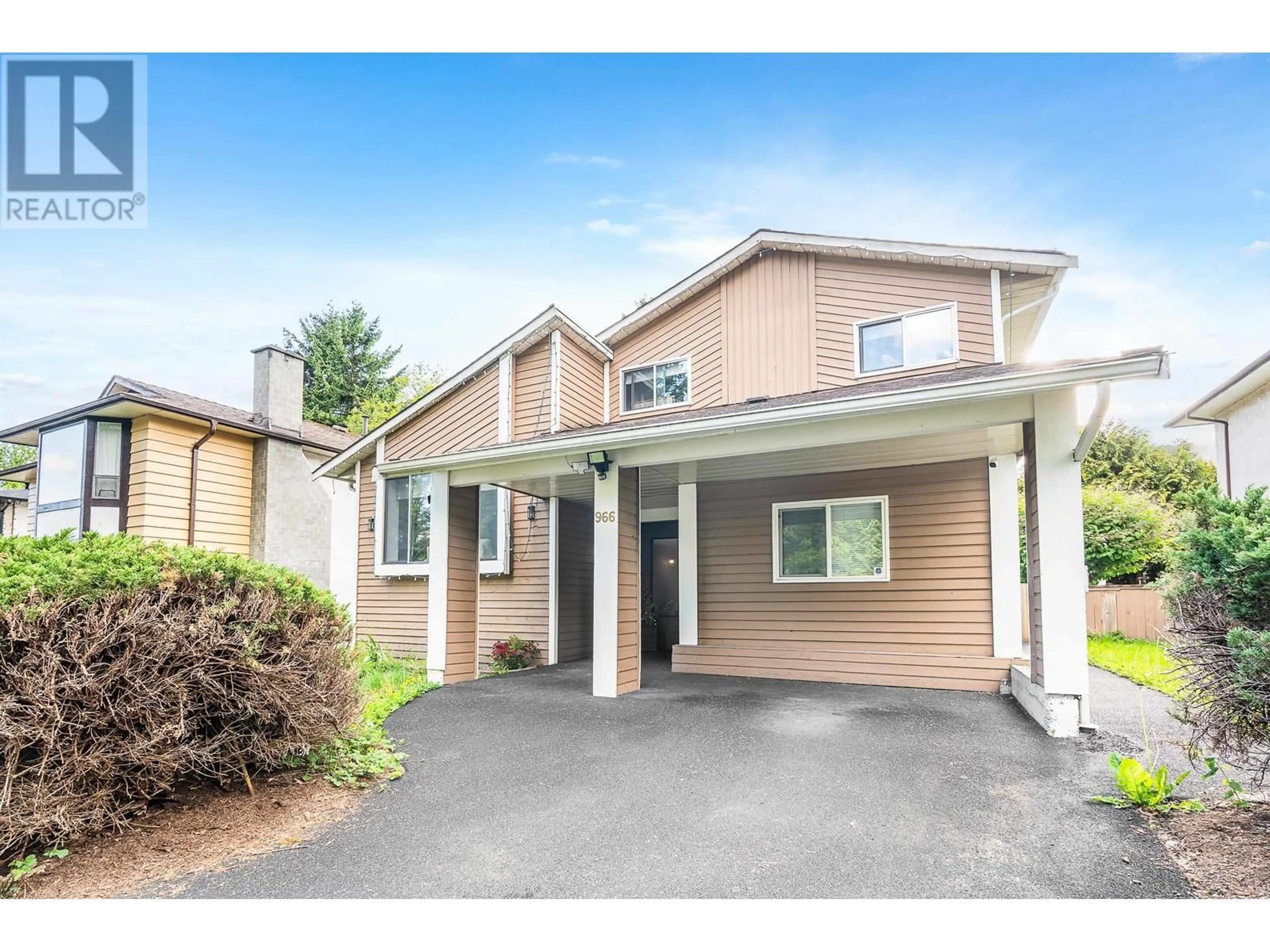 Home with vinyl exterior material, street for 966 HOSMER COURT, Coquitlam British Columbia V3C4T8