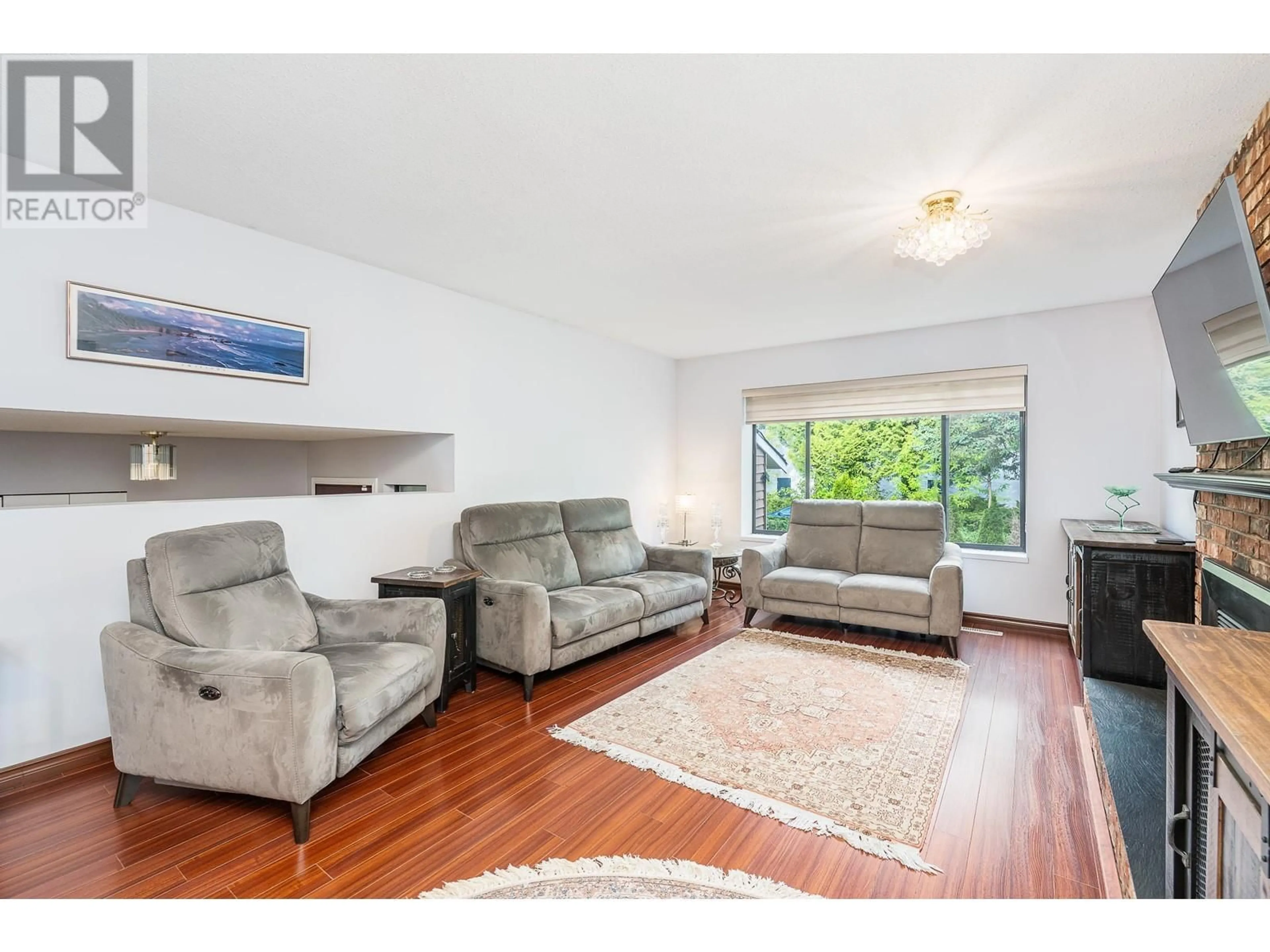 Living room with furniture, wood/laminate floor for 966 HOSMER COURT, Coquitlam British Columbia V3C4T8
