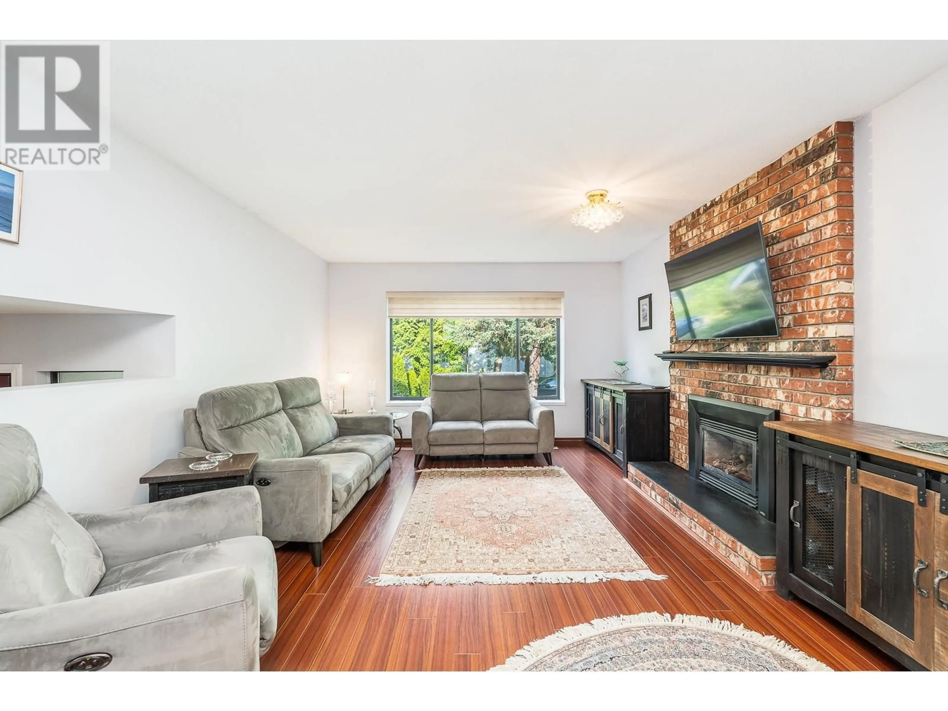 Living room with furniture, wood/laminate floor for 966 HOSMER COURT, Coquitlam British Columbia V3C4T8