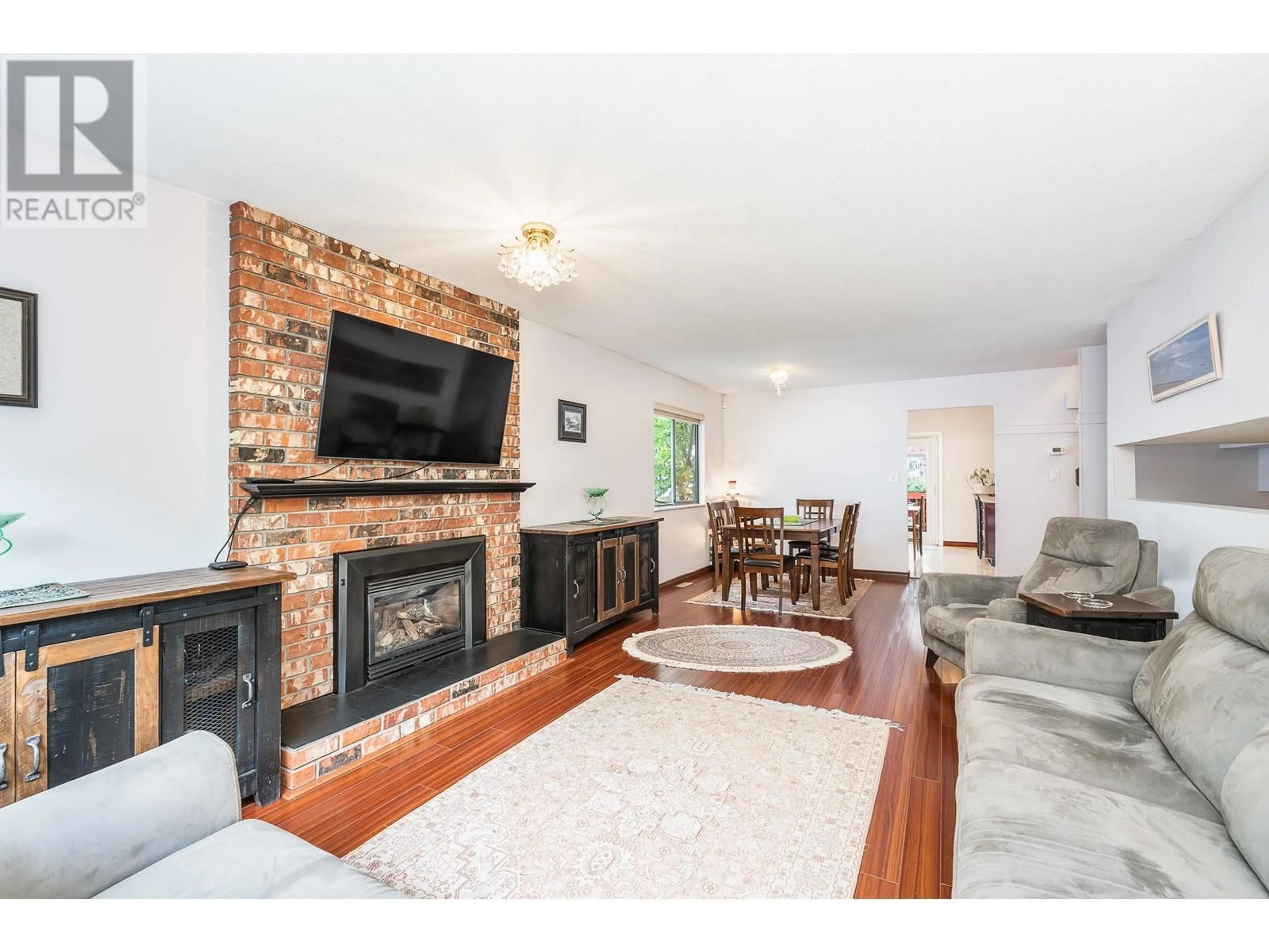 Living room with furniture, wood/laminate floor for 966 HOSMER COURT, Coquitlam British Columbia V3C4T8
