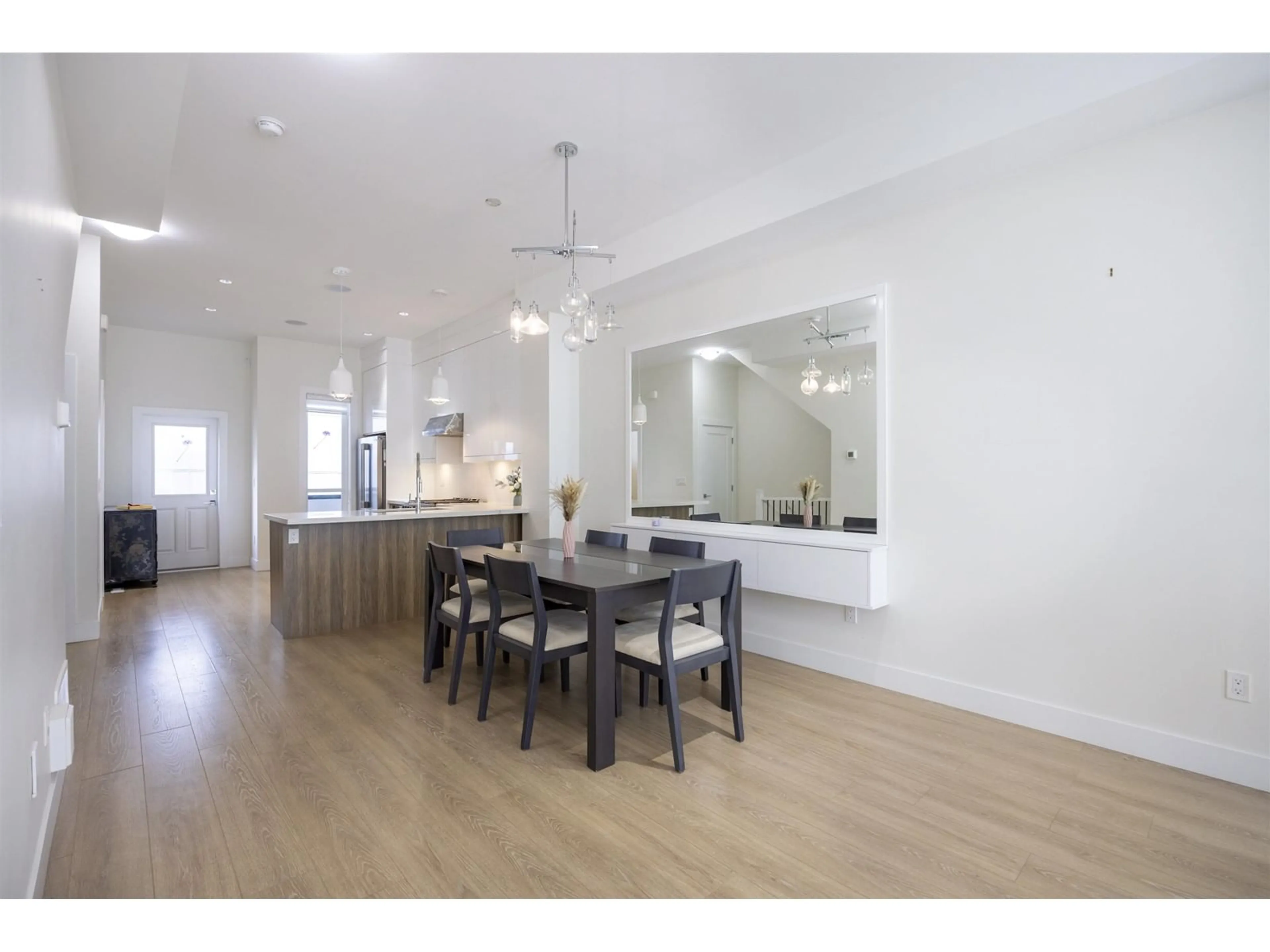 Open concept kitchen, wood/laminate floor for 7 - 1670 160, Surrey British Columbia V4A0C6