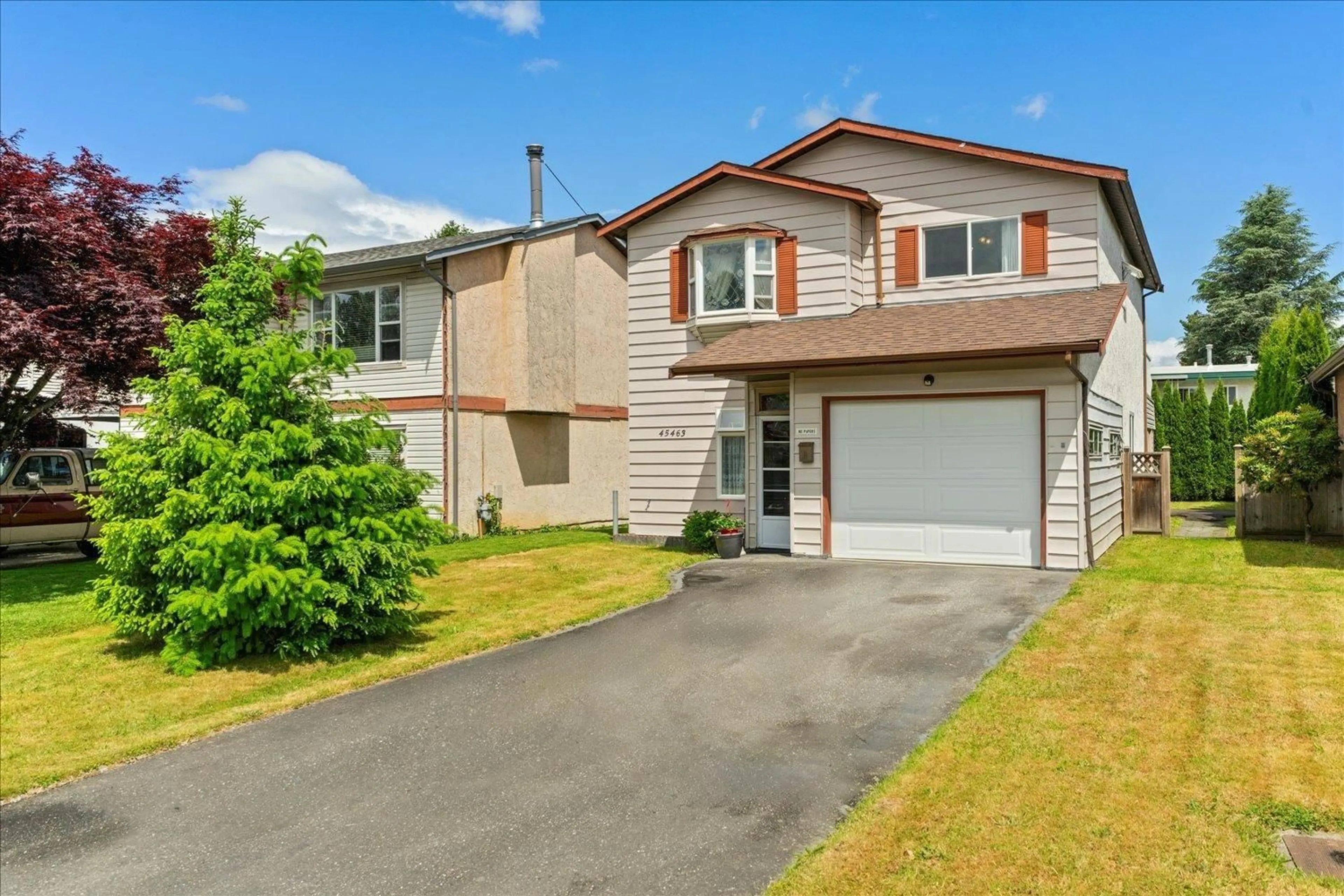 Home with vinyl exterior material, street for 45463 MEADOWBROOK DRIVE, Chilliwack British Columbia V2P7K3
