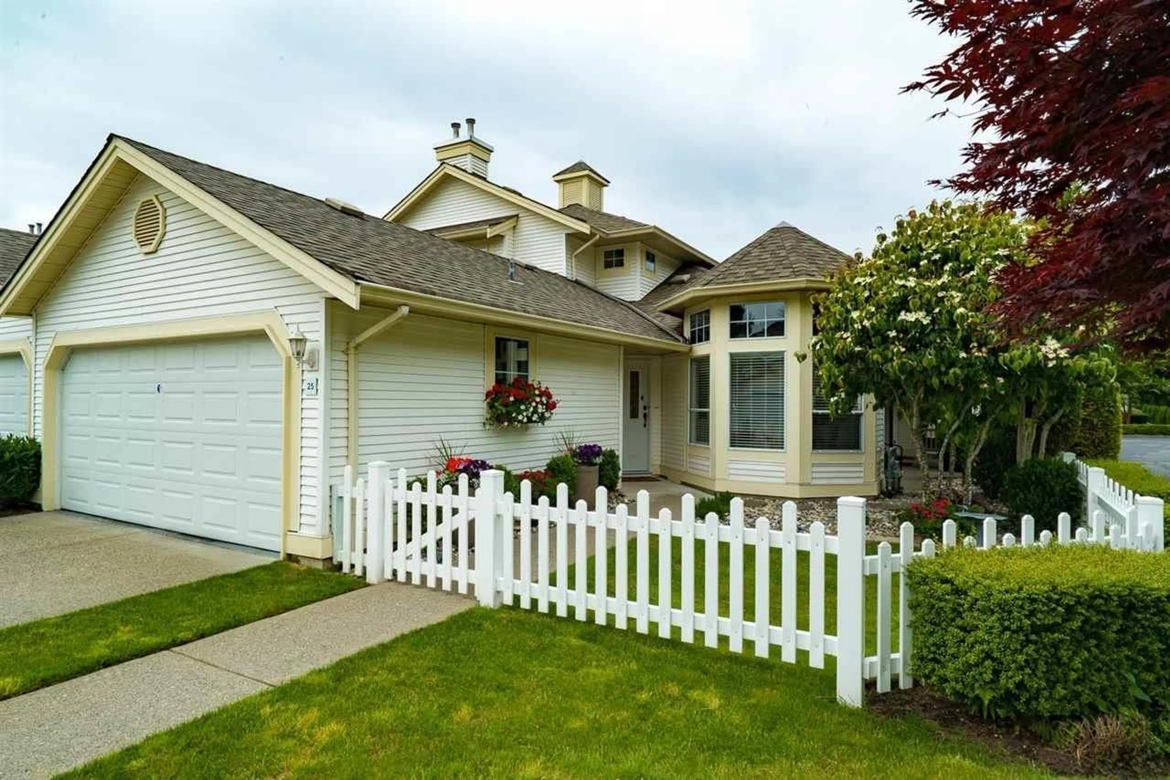 Home with vinyl exterior material, street for 25 - 9208 208, Langley British Columbia V1M2M9