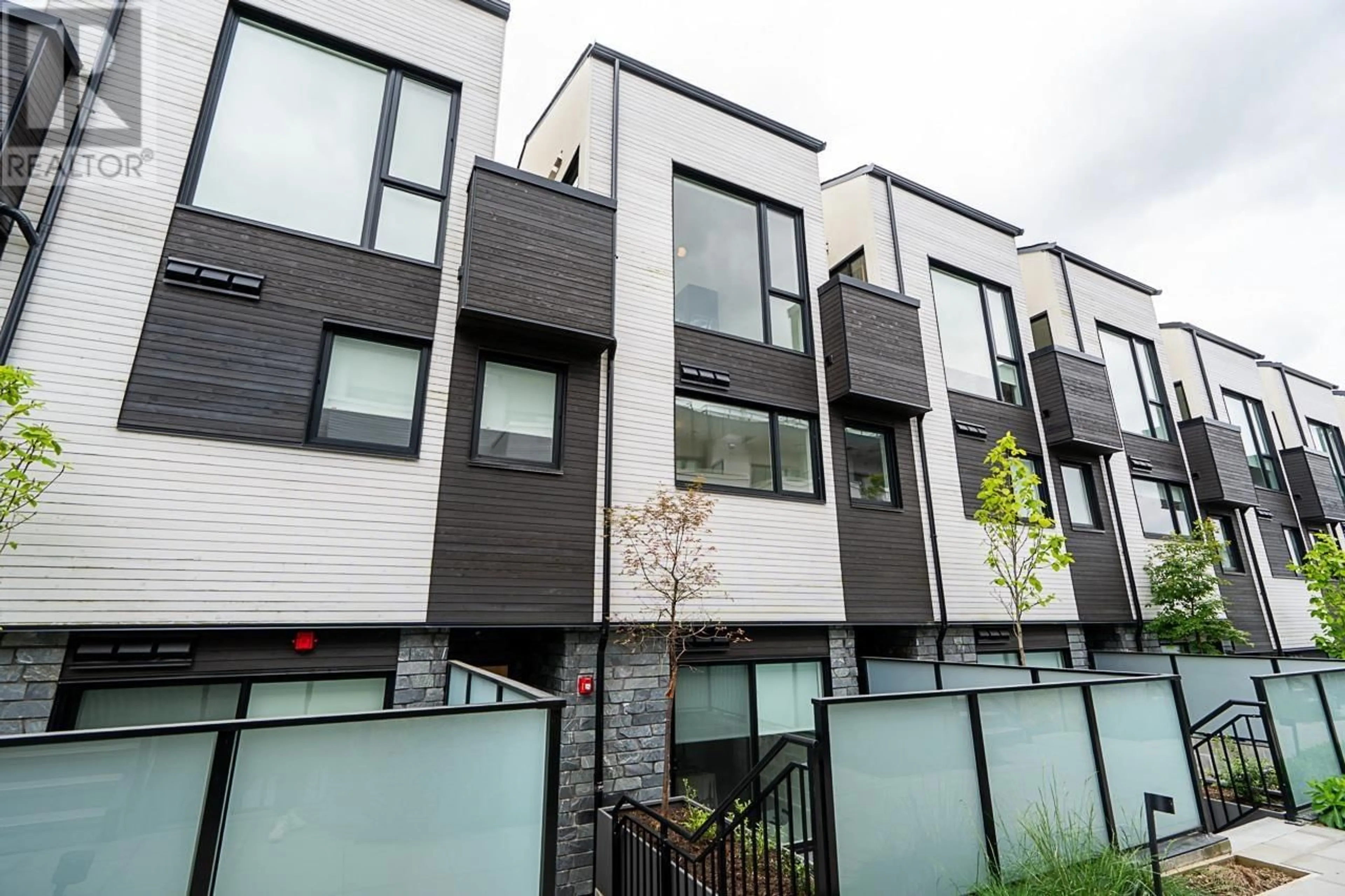 Home with vinyl exterior material, street for 210 - 650 2ND STREET, North Vancouver British Columbia V7L1E3
