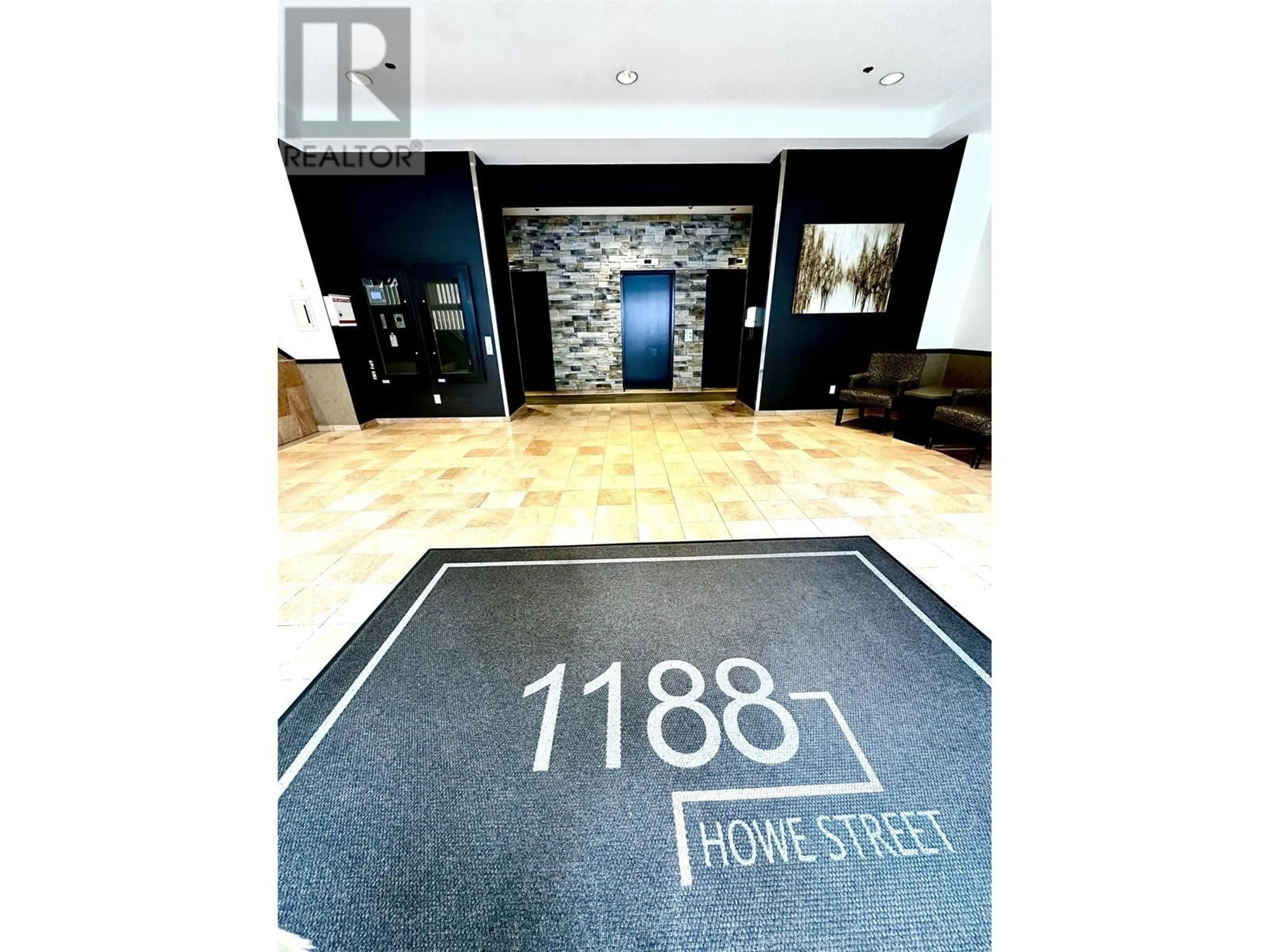 Indoor foyer for 806 - 1188 HOWE STREET, Vancouver British Columbia V6Z2S8