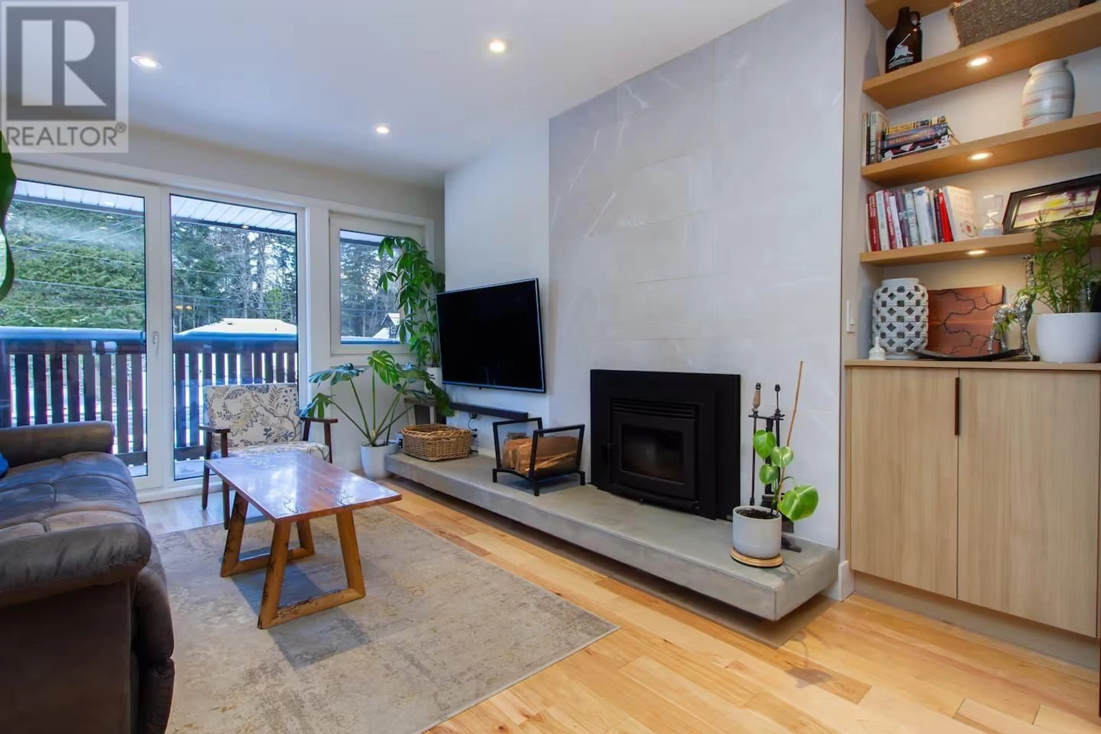 Living room with furniture, unknown for 1358 JUDD ROAD, Squamish British Columbia V0N1H0