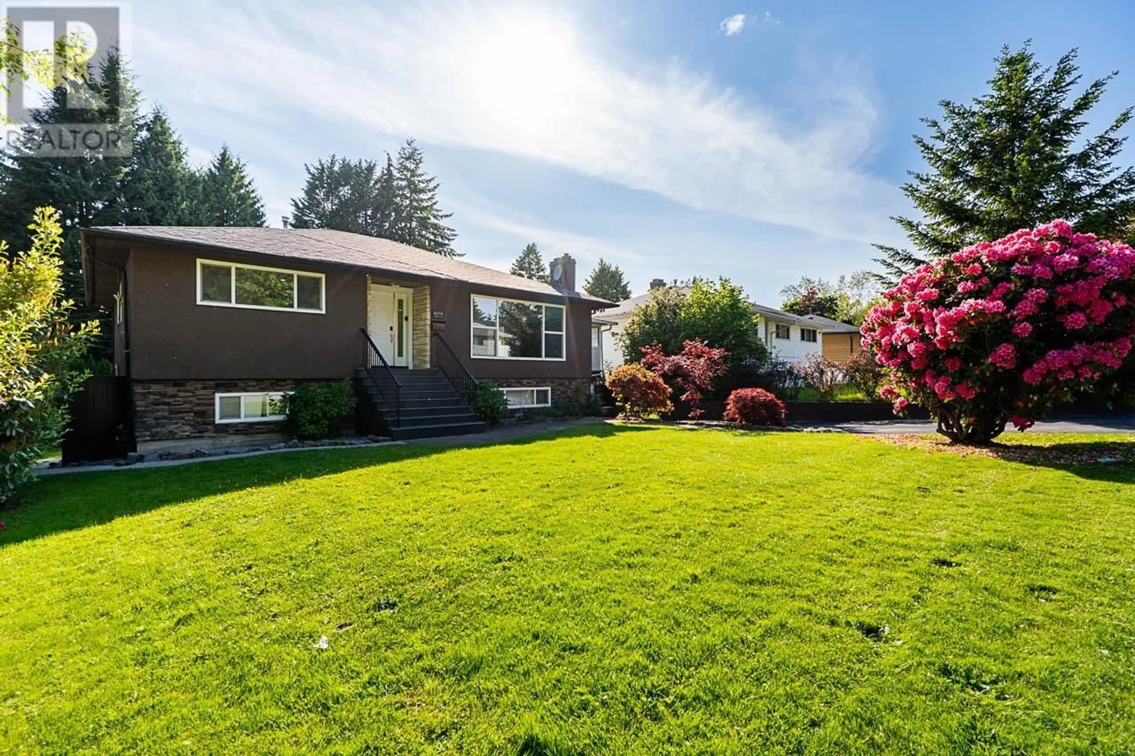 Home with vinyl exterior material, street for 7522 MARK CRESCENT, Burnaby British Columbia V5A1Z3