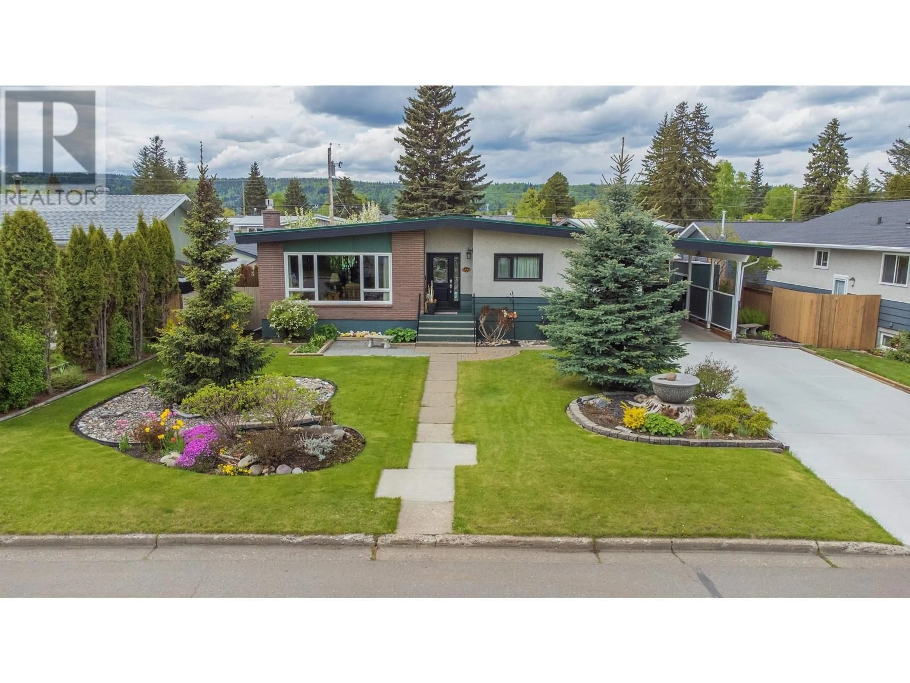 A pic from outside/outdoor area/front of a property/back of a property/a pic from drone, street for 177 OGILVIE STREET, Prince George British Columbia V2M3H4