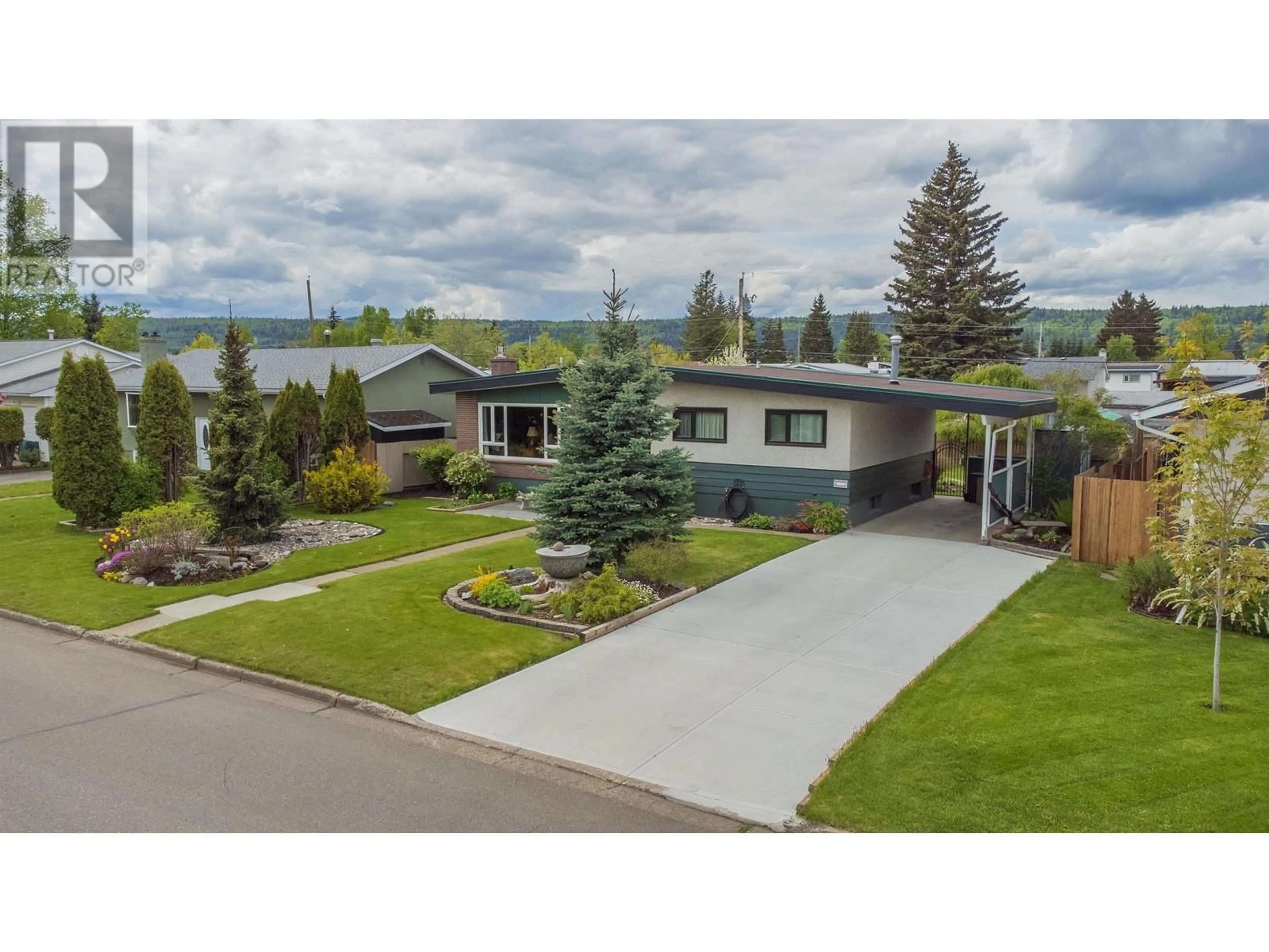 A pic from outside/outdoor area/front of a property/back of a property/a pic from drone, water/lake/river/ocean view for 177 OGILVIE STREET, Prince George British Columbia V2M3H4