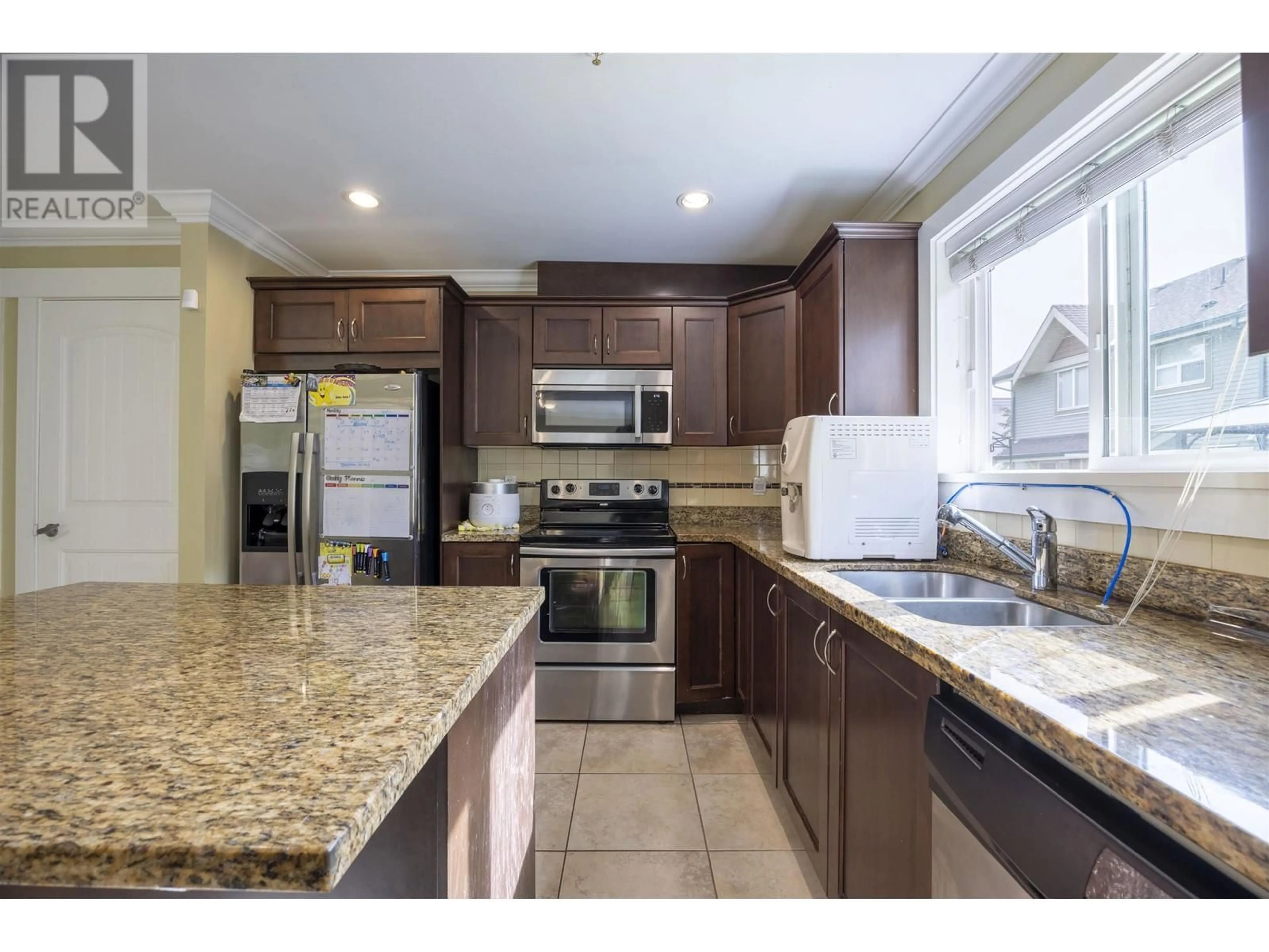Open concept kitchen, ceramic/tile floor for 32 - 22977 116 AVENUE, Maple Ridge British Columbia V2X9A8