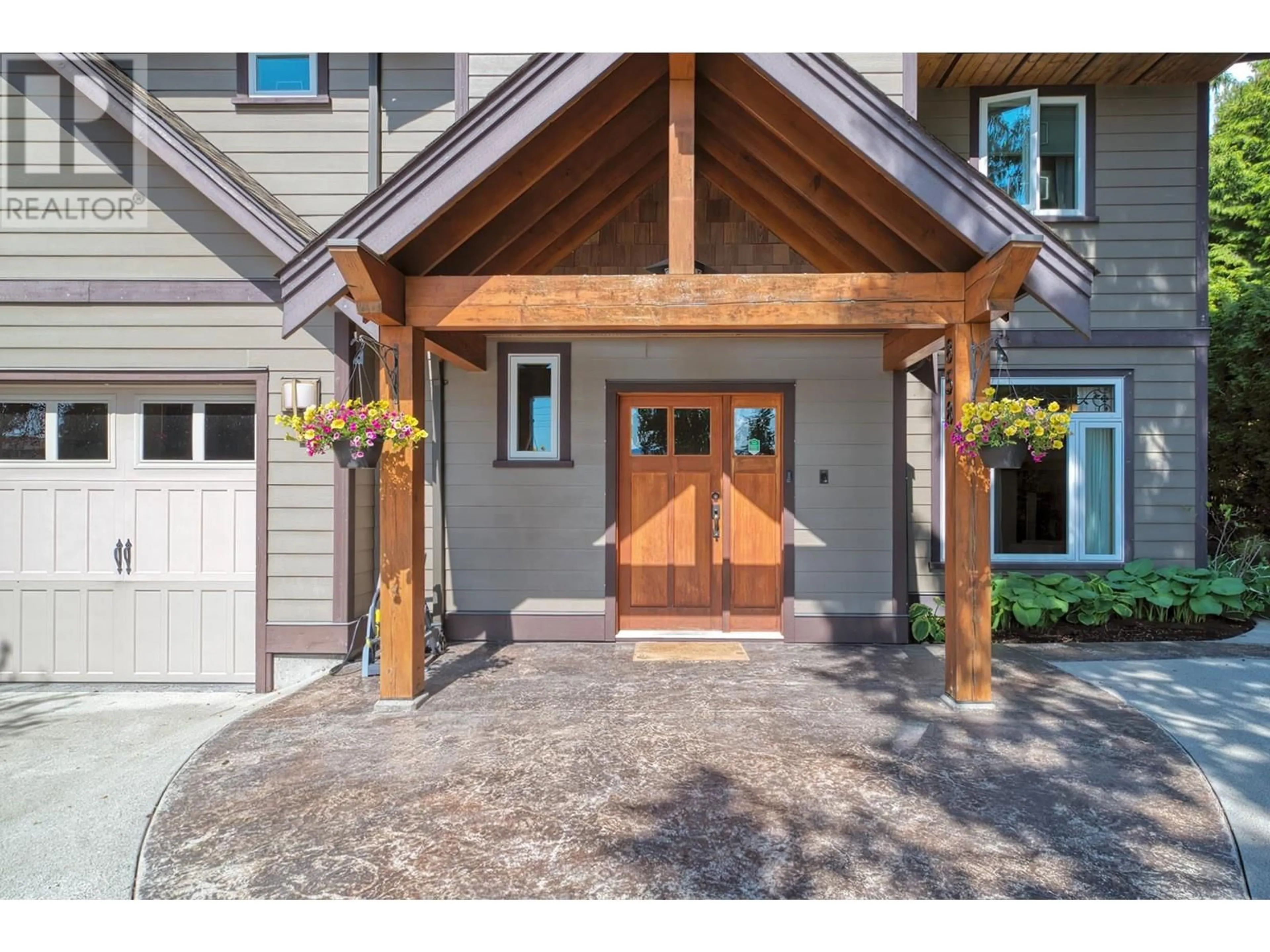 Indoor entryway for 858 AURORA WAY, Gibsons British Columbia V0N1V9