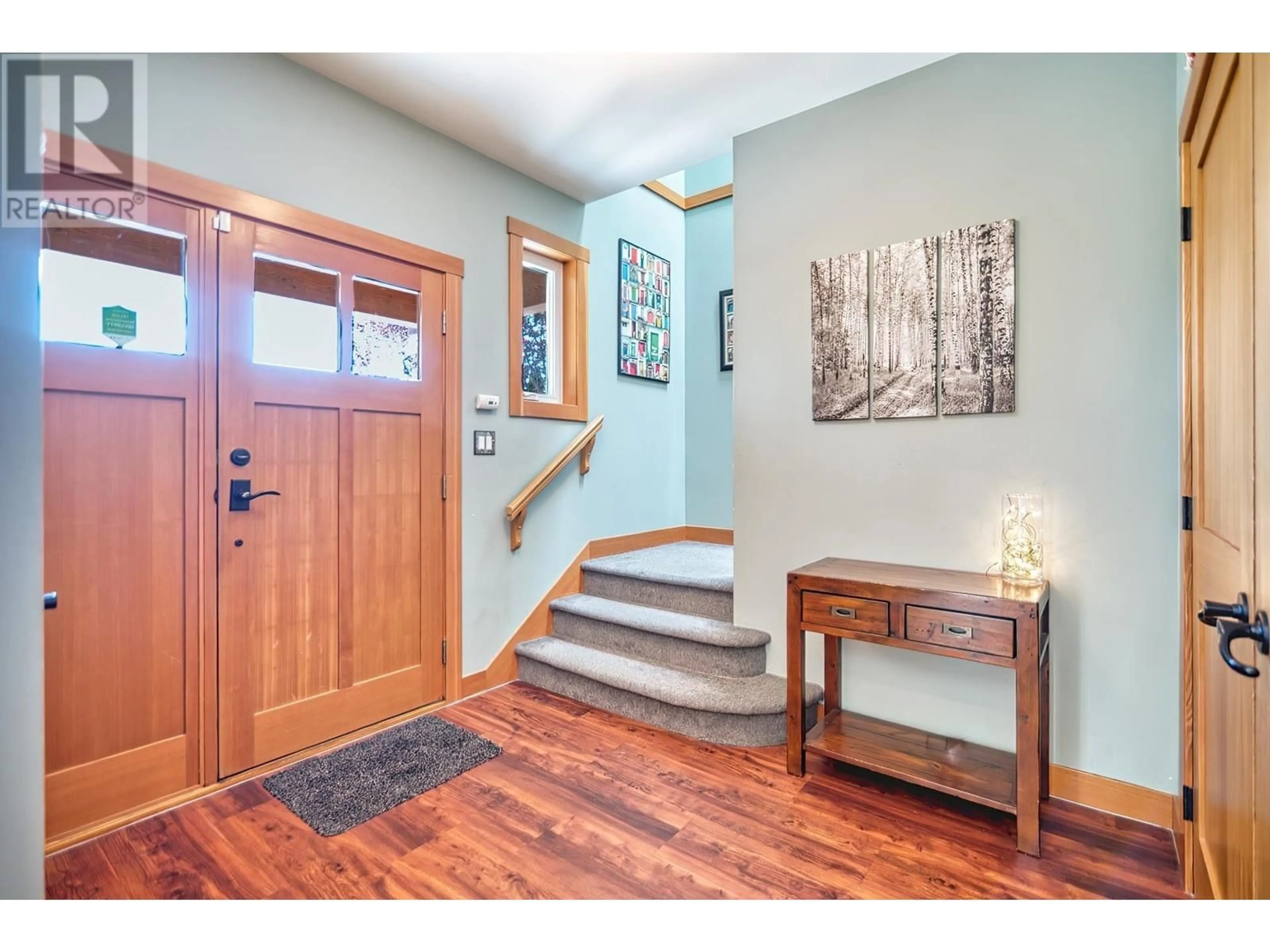 Indoor entryway for 858 AURORA WAY, Gibsons British Columbia V0N1V9