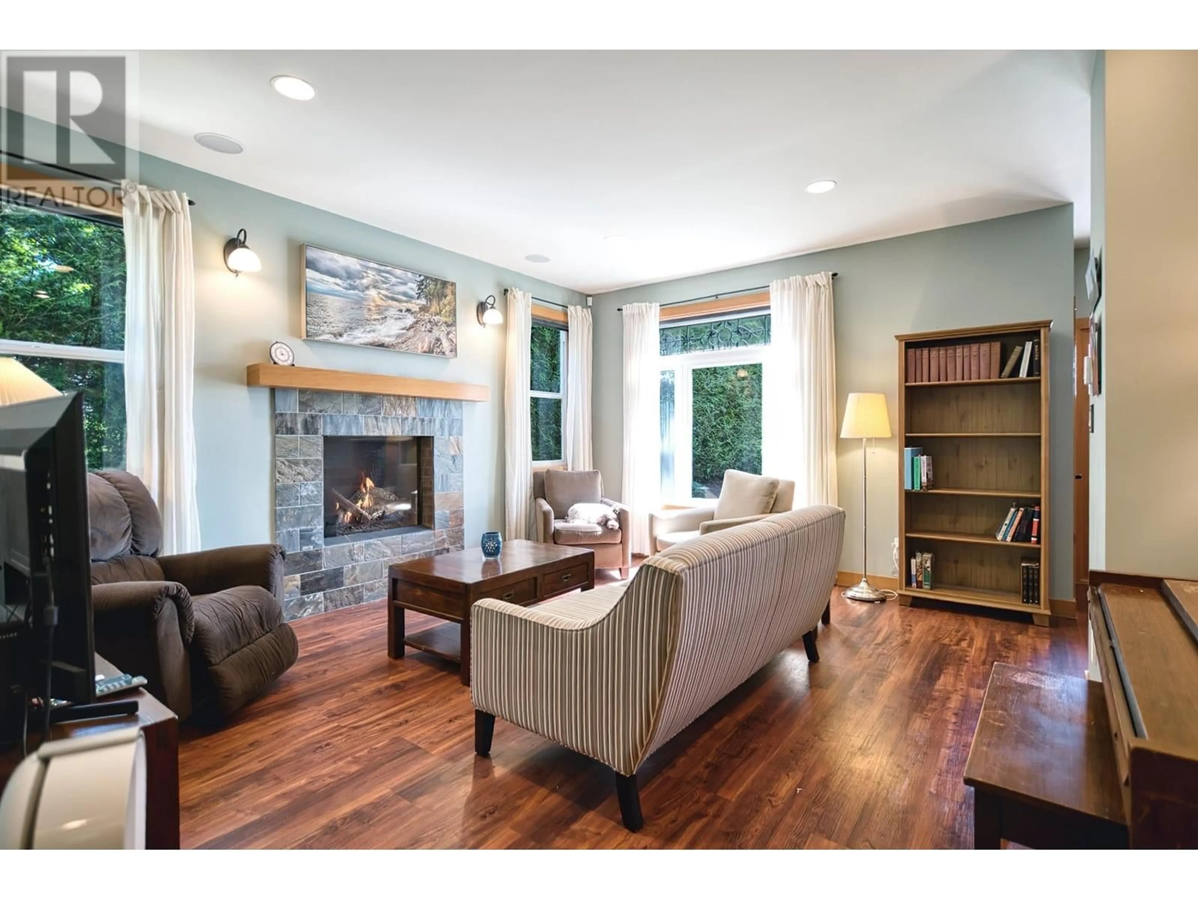 Living room with furniture, wood/laminate floor for 858 AURORA WAY, Gibsons British Columbia V0N1V9