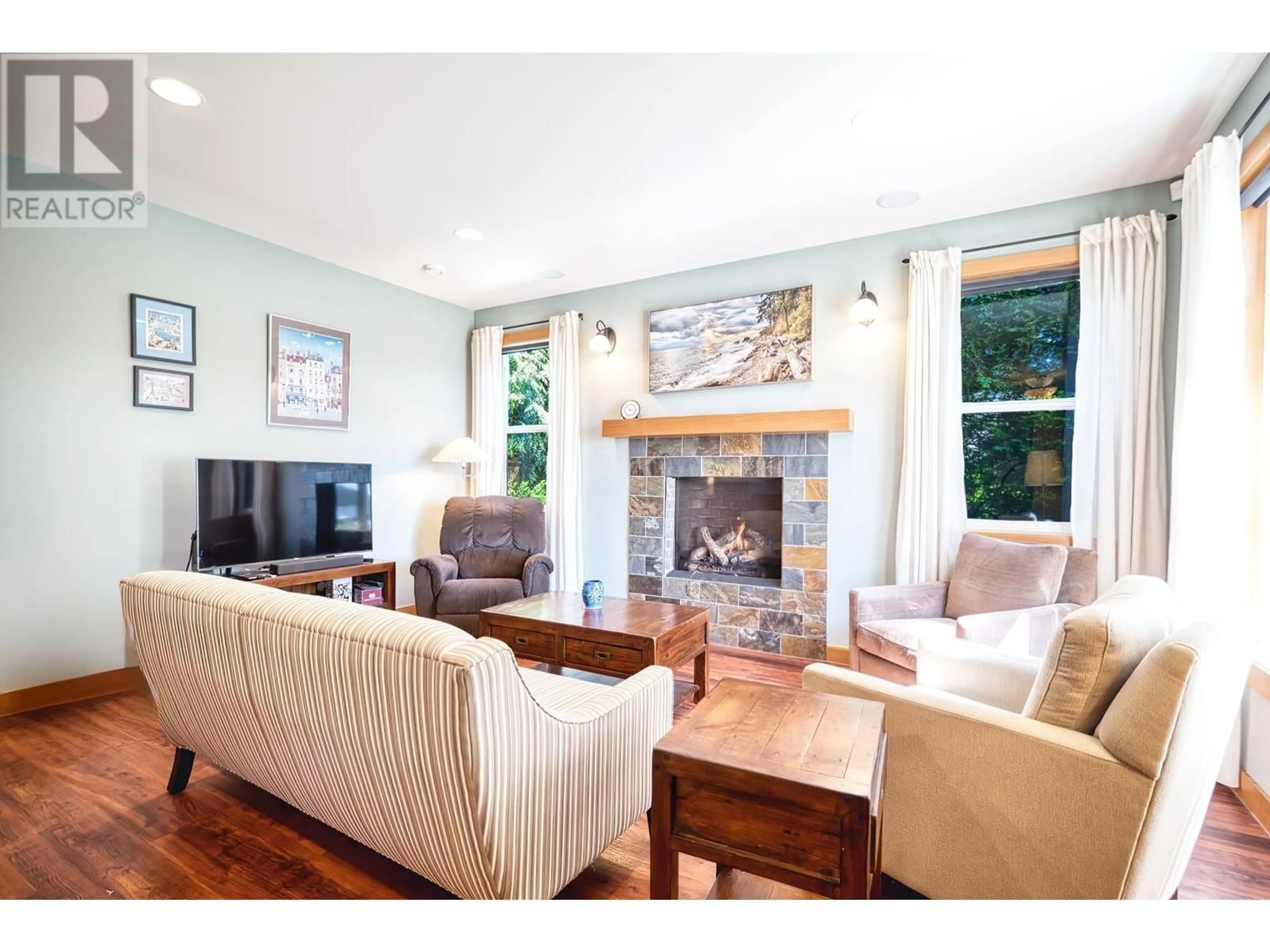 Living room with furniture, wood/laminate floor for 858 AURORA WAY, Gibsons British Columbia V0N1V9