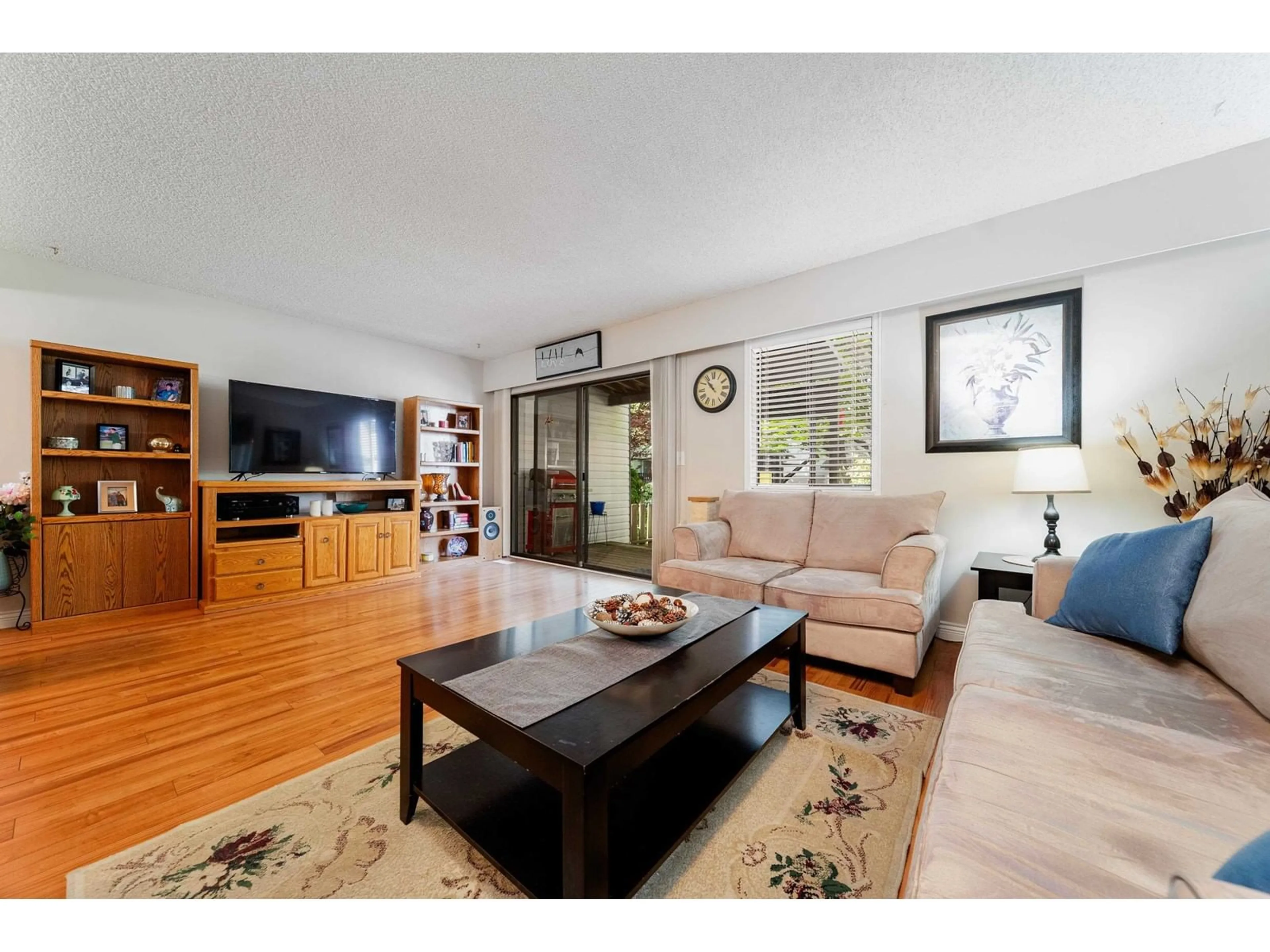 Living room with furniture, wood/laminate floor for 11 - 9383 121, Surrey British Columbia V3V6B9