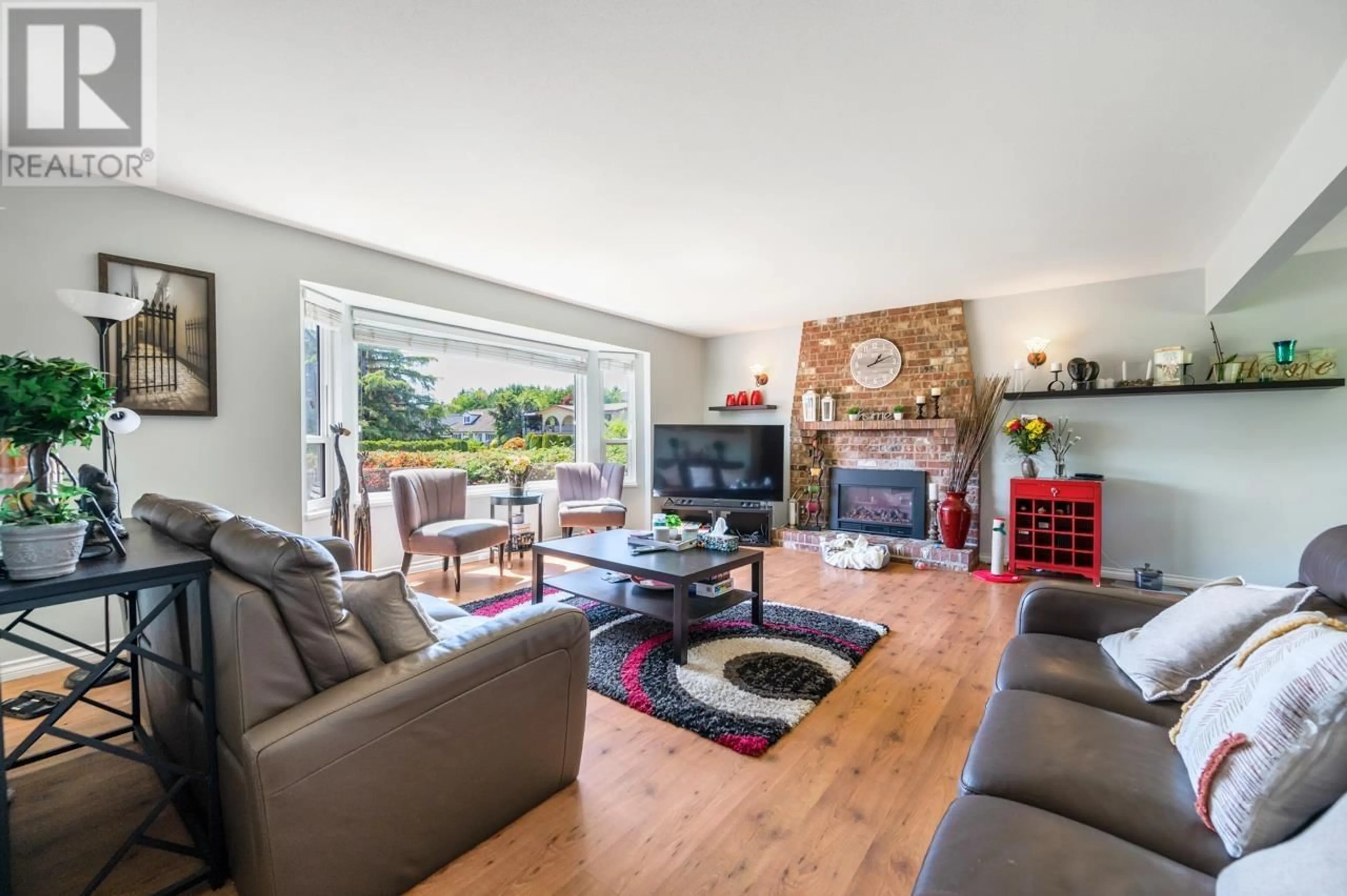 Living room with furniture, wood/laminate floor for 9891 SWANSEA DRIVE, Richmond British Columbia V7A1N5