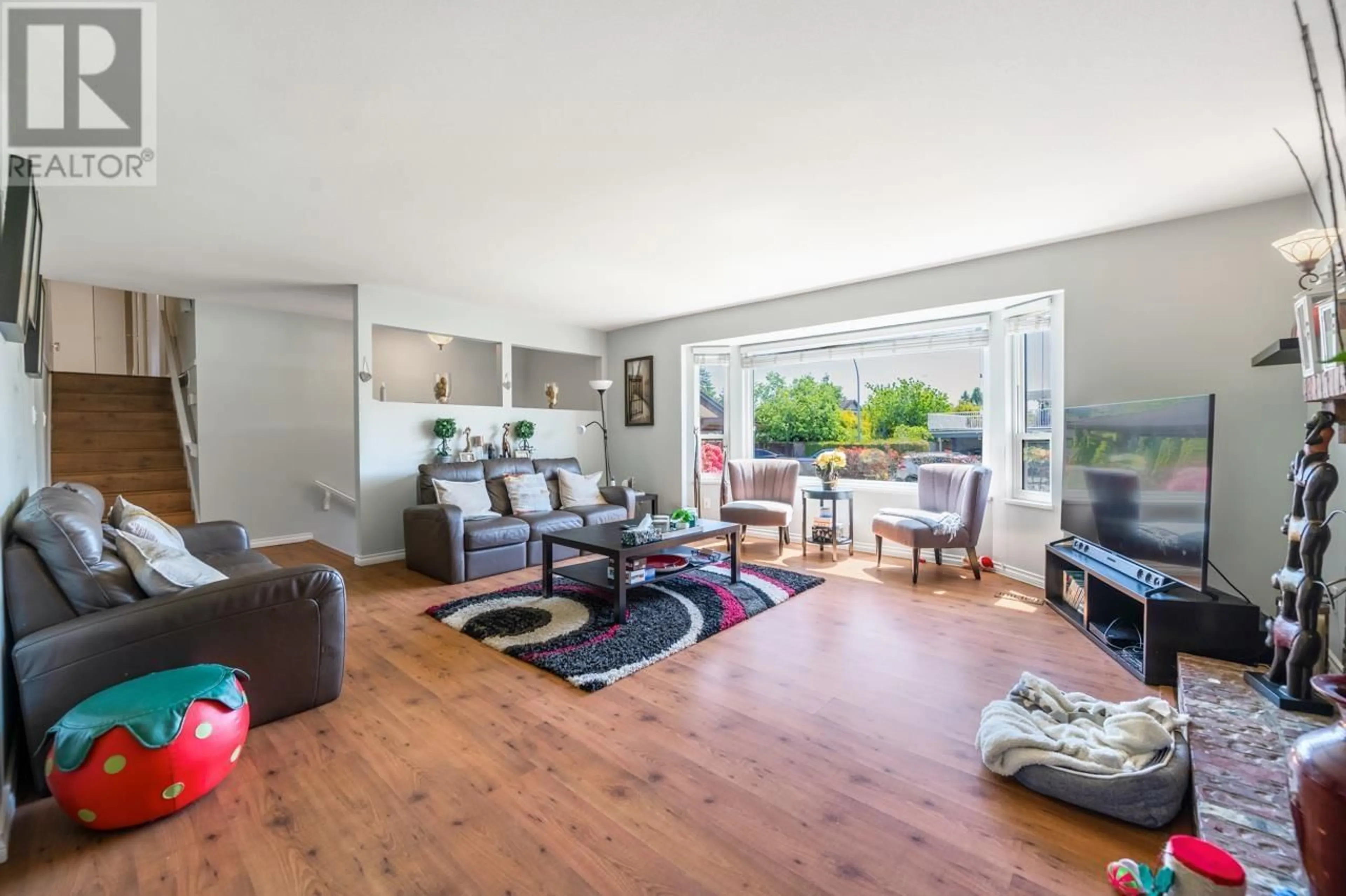Living room with furniture, wood/laminate floor for 9891 SWANSEA DRIVE, Richmond British Columbia V7A1N5