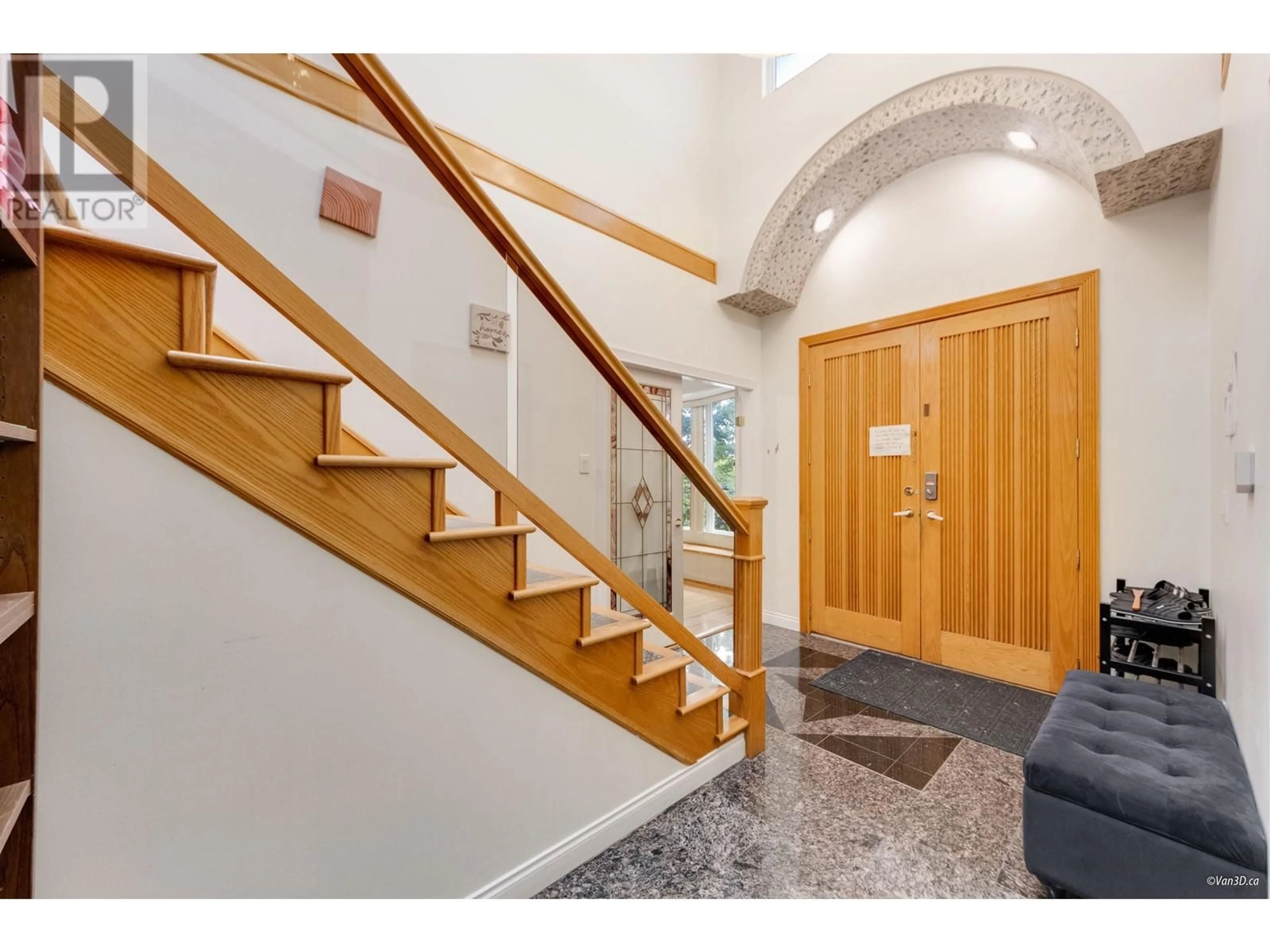 Indoor foyer for 297 51ST AVENUE, Vancouver British Columbia V5X1C4