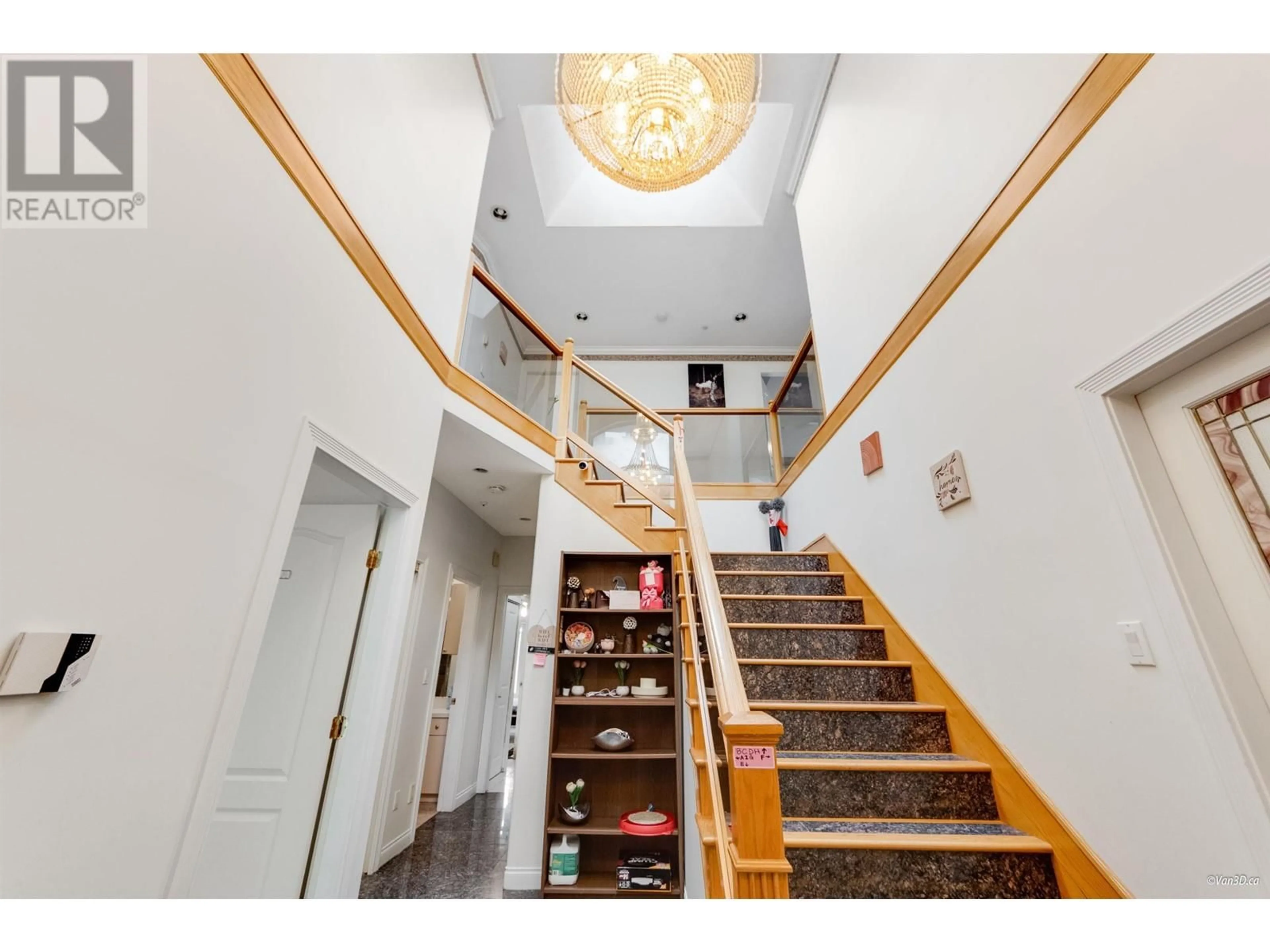 Indoor foyer for 297 51ST AVENUE, Vancouver British Columbia V5X1C4