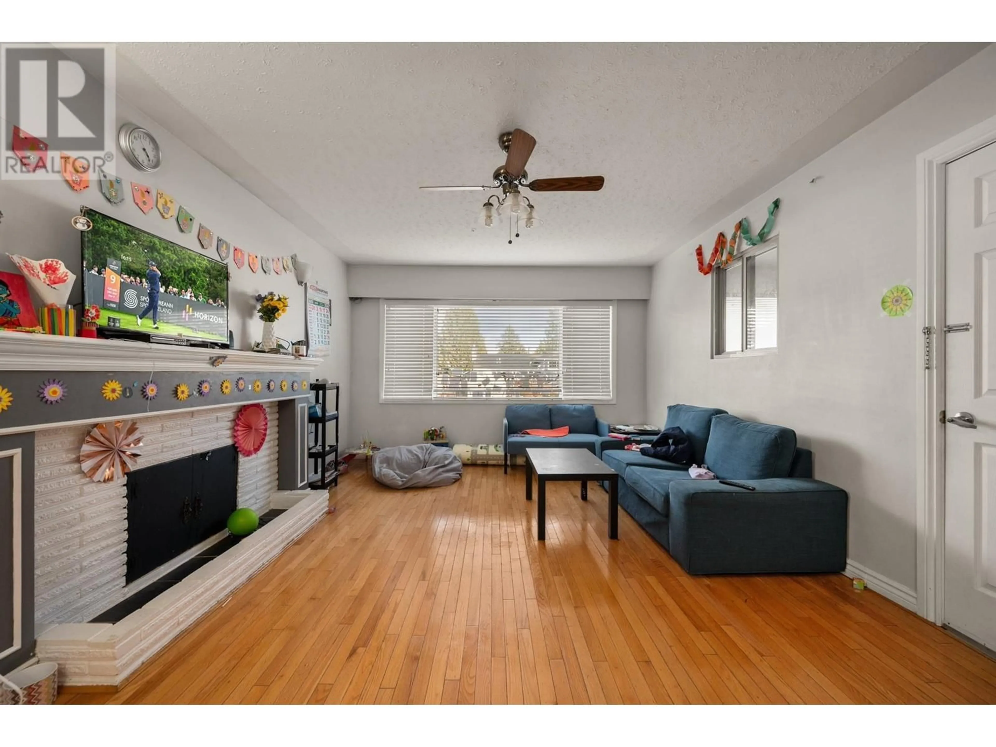 Living room with furniture, wood/laminate floor for 10091 AINSWORTH CRESCENT, Richmond British Columbia V7A3V3