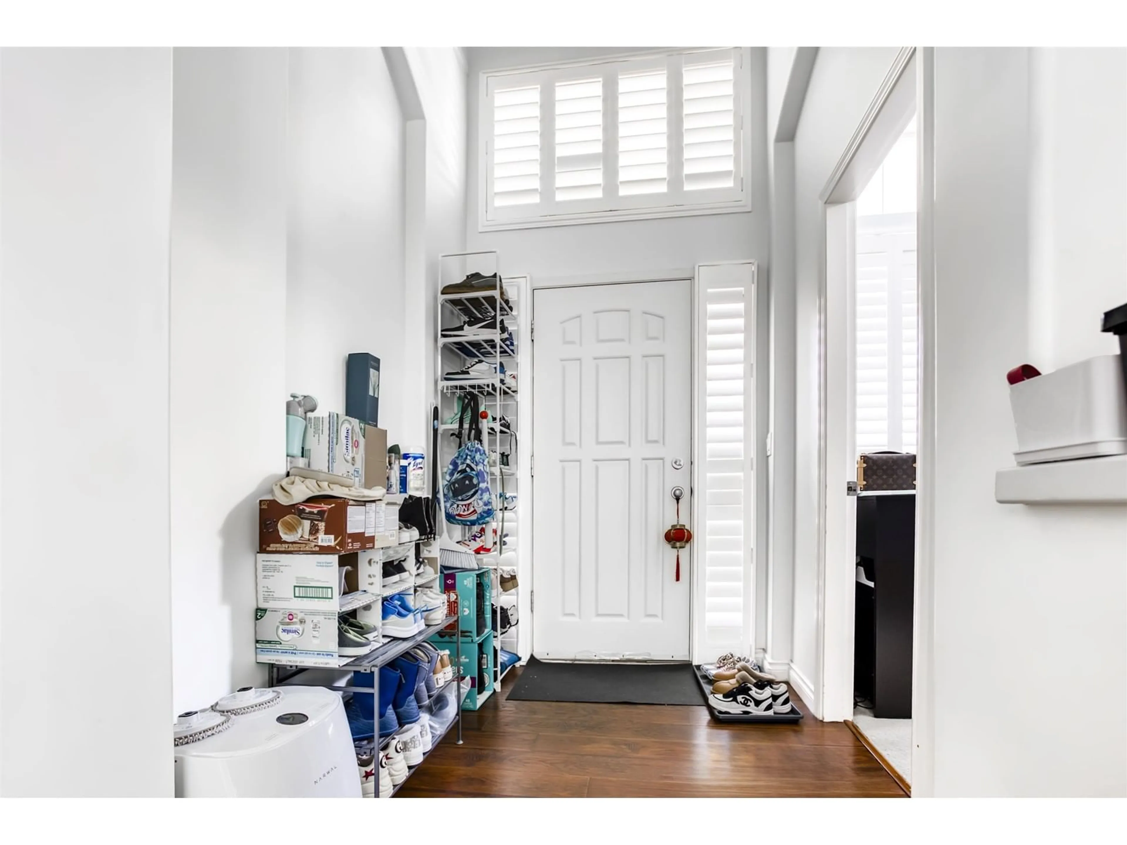 Indoor entryway for 3428 ROSEMARY HEIGHTS, Surrey British Columbia V3Z2L3