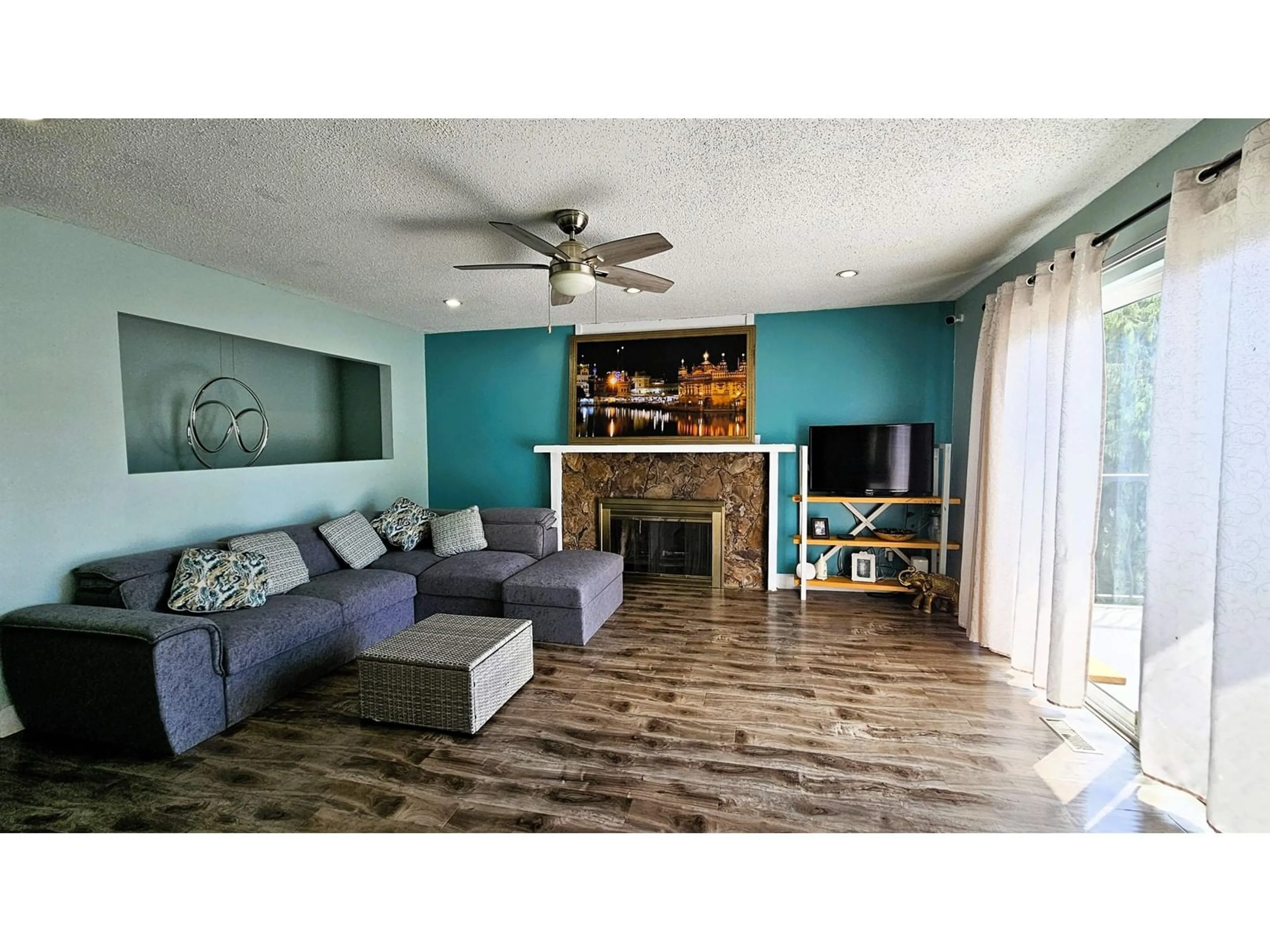 Living room with furniture, wood/laminate floor for 11546 128, Surrey British Columbia V3R2X6