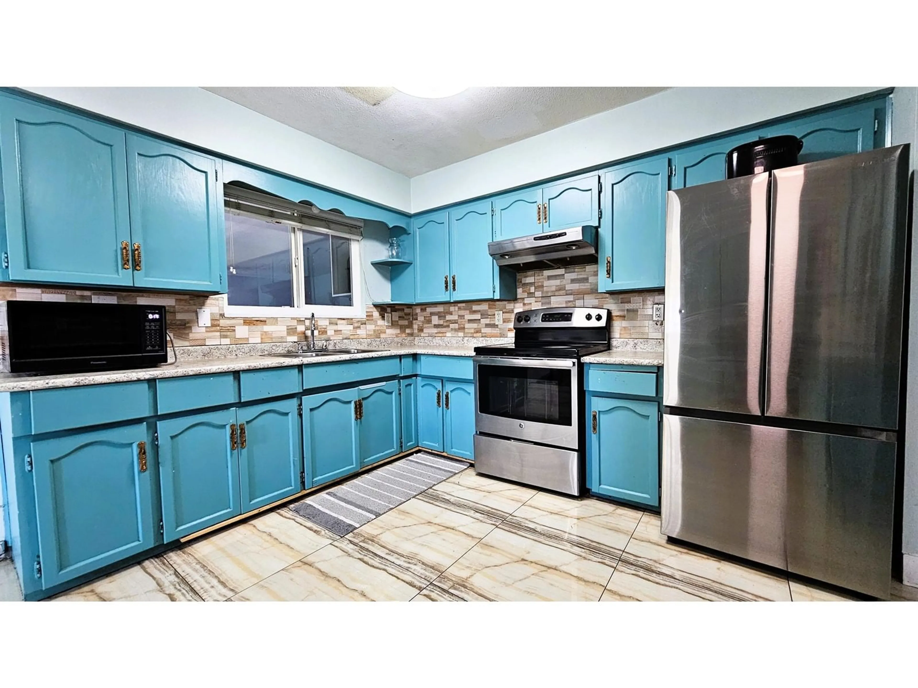 Standard kitchen, unknown for 11546 128, Surrey British Columbia V3R2X6