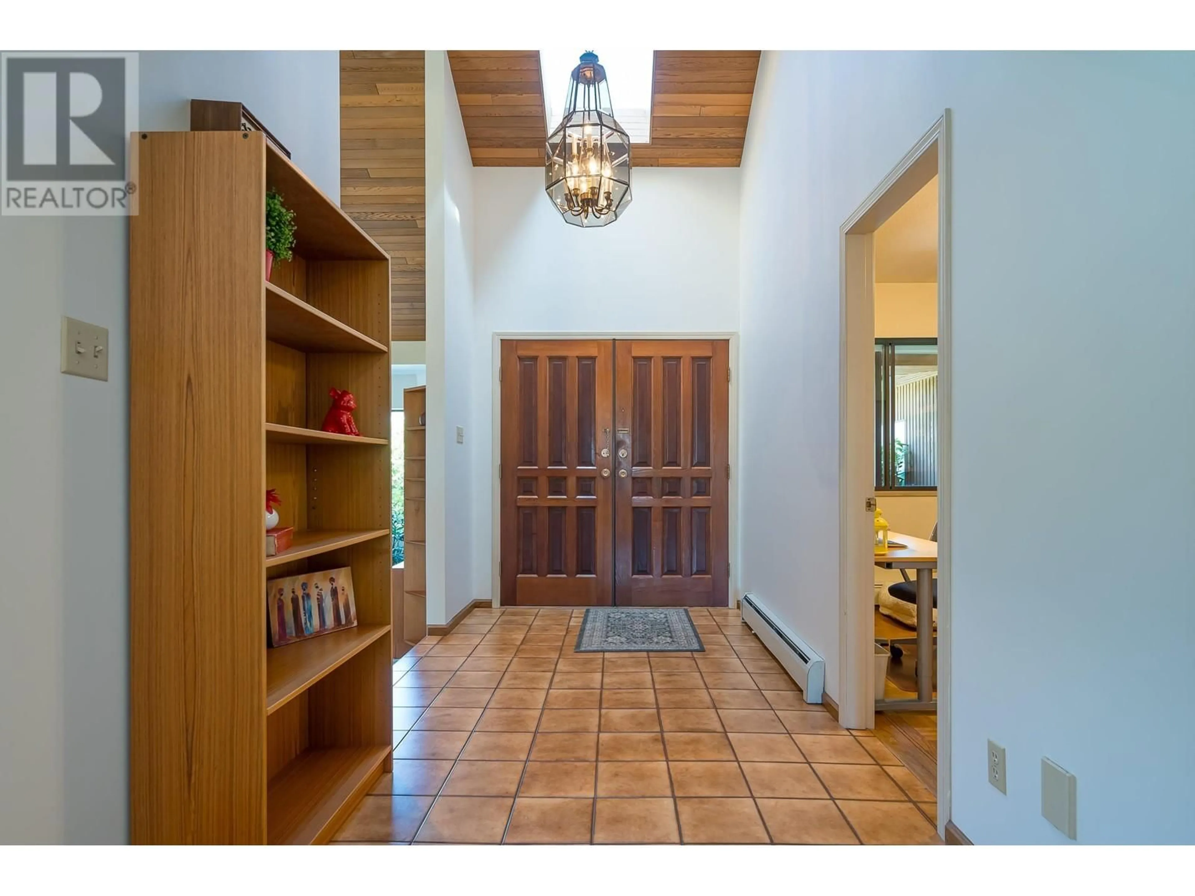 Indoor entryway for 7342 CURTIS STREET, Burnaby British Columbia V5A1K4