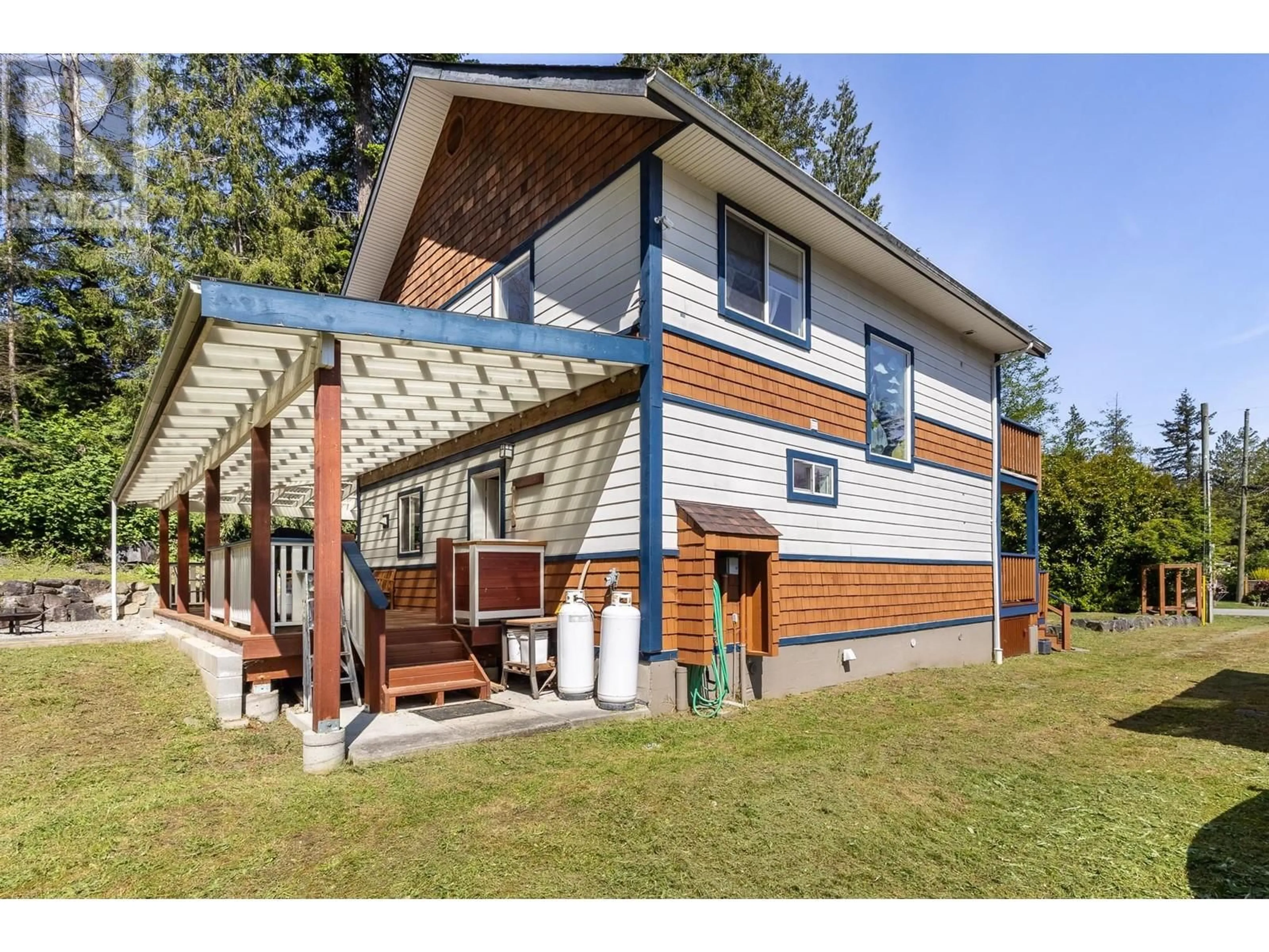 Home with vinyl exterior material, building for 4536 RONDEVIEW ROAD, Madeira Park British Columbia V0N2H1