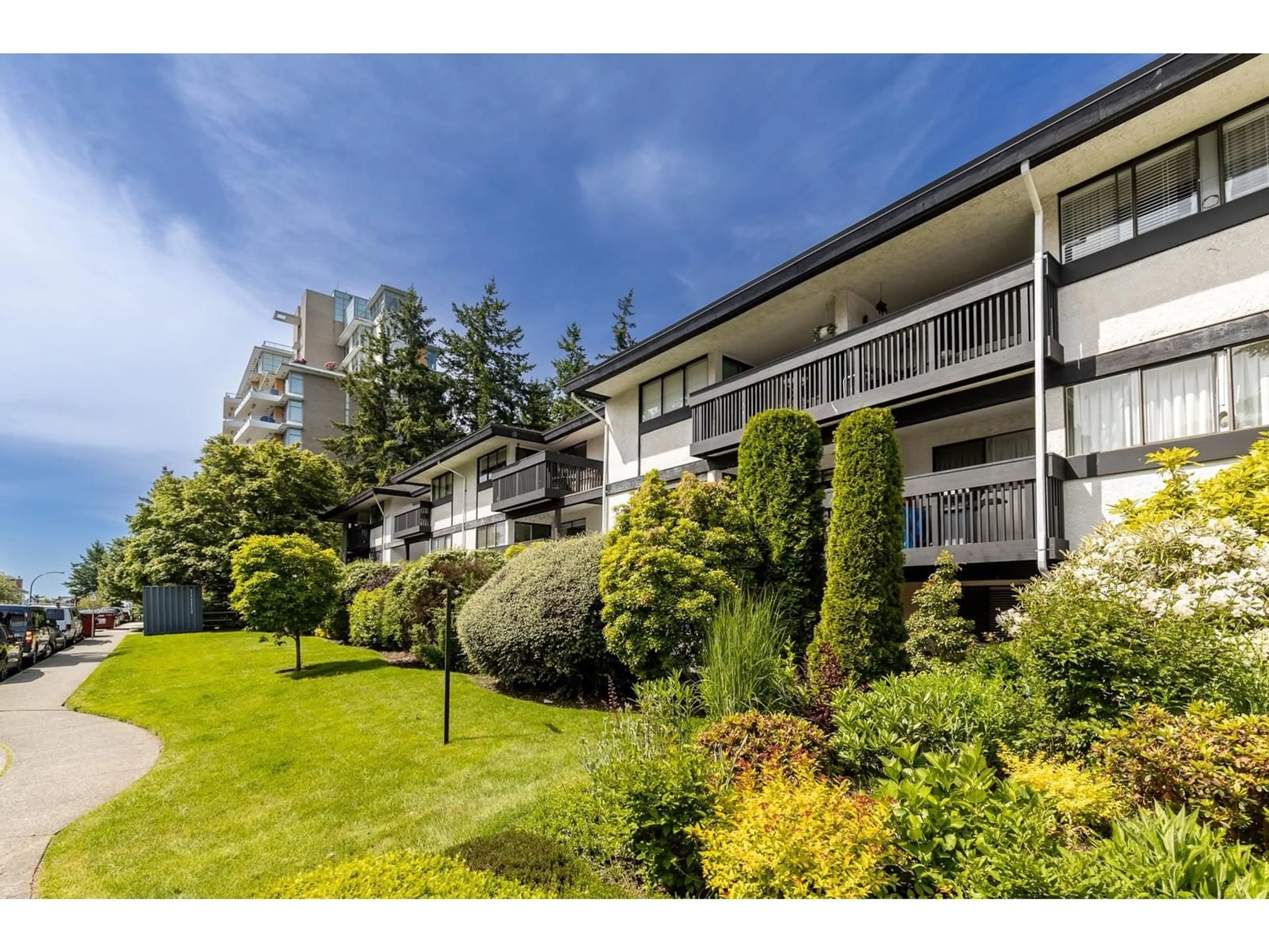 Patio, mountain view for 113 - 1561 VIDAL, White Rock British Columbia V4B5A7